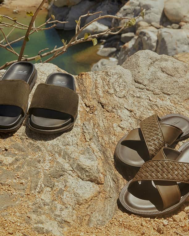 MR PORTERのインスタグラム：「Slide into Saturday⁠ -⁣⁠ 🛒 Mr P. Slides (1110146) and Bottega Veneta Sandals (1098786) available now via the link in bio. #MRPORTER」