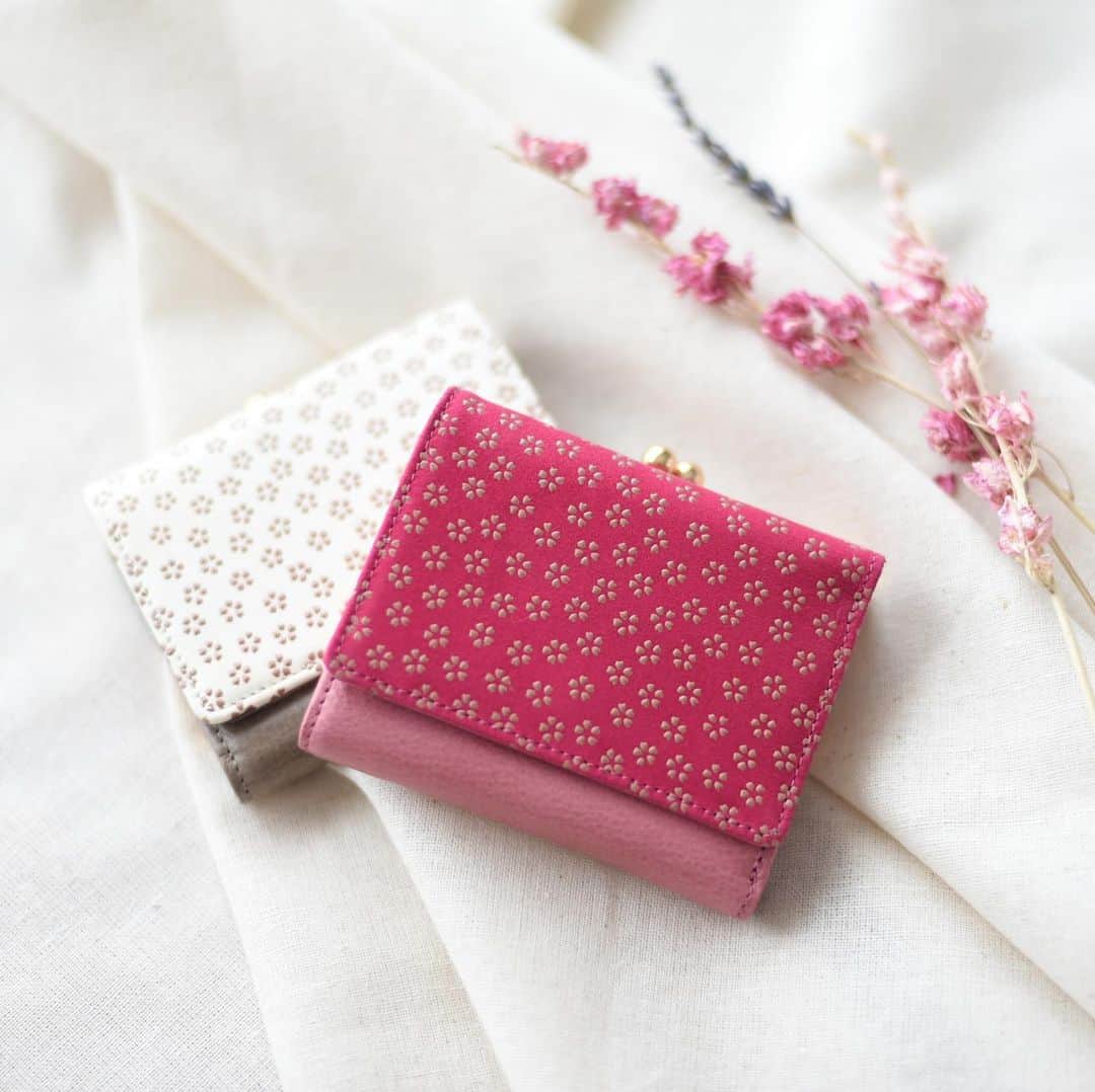 古都印伝のインスタグラム：「キュートな小桜が舞うミニウォレット。ついにデビューです🌸 #古都印伝 #印伝 #新作 #新着 #可愛い革小物できました #革小物 #革財布 #桜 #小桜 #花模様 #花柄 #さくら #財布 #小さい財布 #コンパクト財布 #ミニ財布 #がま口財布」