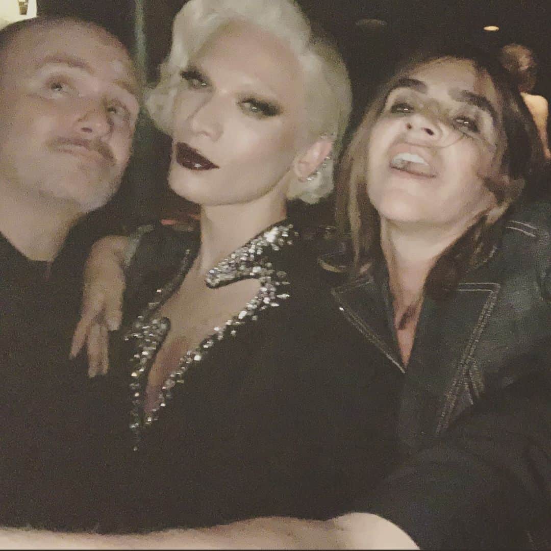 カリーヌ・ロワトフェルドのインスタグラム：「Bye-bye Manko, see you soon🙃 @peterphilipsmakeup @missfamenyc ! @mankocabaretparis」