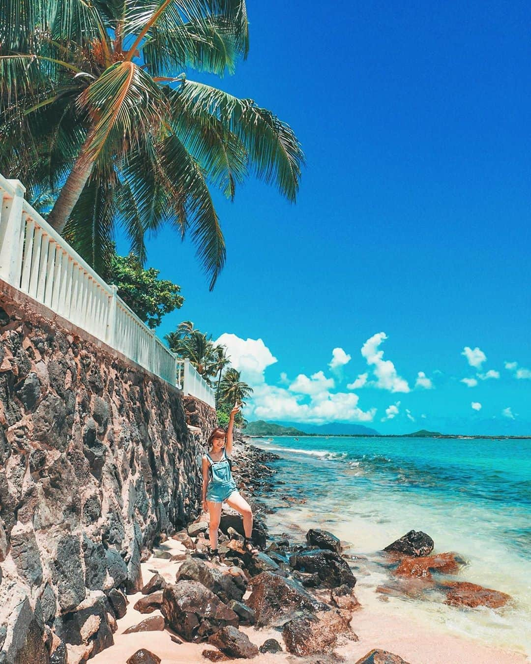 みきでりさんのインスタグラム写真 - (みきでりInstagram)「私好みの風景〜〜🤩🌴💙✨ ラニカイビーチの近くが 普通に一軒家が並ぶ住宅街でびびった。 あそこに住める人たちって… 一体何者なんだ…:(´◦ㅁ◦`):⁉️❤︎ 人生において勝ち組すぎるよなぁ！！笑 1か月でいいからハワイの一軒家で 過ごしてみたいものだ😖💭🏡💕 ㅤ ㅤ ㅤ ㅤ ㅤ ㅤ ㅤ ㅤ #ハワイ#hawaii#ラニカイビーチ#カイルアビーチ#サロモ#ビーチコーデ #赤リップ#ボブ #韓国ファッション#beachgirl #ショートヘア#ショートボブ#kailua #lanikai #笑顔#Oahu #耳かけショート #ビーチ#ビジョビ#旅行コーデ#ハワイ旅行 #旅行 #インフルエンサー#韓国ファッション#귀엽다 #단발머리 #lanikaibeach #beachbabes #ホノルル #ラニカイ#ワイキキ」7月13日 19時45分 - mikidelicious