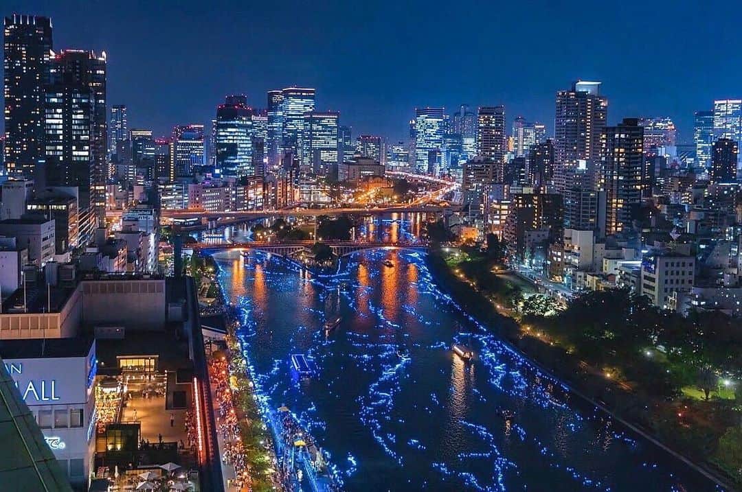 RIKUYAのインスタグラム：「気づけば7月、七夕も終わりもう中旬🎋🌌🌠 ㅤ 8/14〜鳥取帰ります🐫 ㅤ ㅤ 14日or15日、鳥取砂丘でドローン飛ばします🐝(予定) みんな大好きイケメンカメラマン📸 @takumib97 が福岡からやってきます！ 参加したい方、ドローンを見てみたい方 ご連絡お待ちしております！DMでお気軽にどうぞ📩 ㅤ ㅤ ㅤ  Tanabata is an event that originated from the legend of two stars called Ori-hime and Hiko-boshi.  ㅤ It is held on July 7th every year. Tanabaka is also known as the Star Festival in English.Orihime represents Vega, Hikoboshi represents Altair. ㅤ Orihime and Hikoboshi fell in love and were so crazy about each other that they could not focus on their work. The heavenly gods got angry and separated Orihime and Hikoboshi onto the different sides of the Milk Way, or Ama-no-gawa in Japanese. ㅤ However, the heavenly gods felt sorry for them and allowed them to cross the Ama-no-gawa to meet each other once a year on July 7th. ㅤ On this day, many people pray for good weather on July 7th, because if it rains, Orihime and Hikoboshi will not be able to meet up due to the rising water levels of Ama-no-gawa. ㅤ It is said that Tanabata is a special day for lovers because it is the day where lovers reunite. ㅤ #art_of_japan_#鳥取#大阪#七夕#天の川 #bestphoto_japan#jp_gallery_member #一眼レフ練習 #カメラ上手くなりたい#夜景スポット #体育祭ヘアセット#ライトアップ #大阪#コスモタワー#夜景#カメラおばさん #カンタンママパパカメラ#プリント倶楽部 #カメラガールズ#ljkブランド#体育祭プリ #一眼レフ#カメラママ#ぷりんと倶楽部 #MSCSplendida #camera#eos5dmark4#ig_Japan #instalike#instadaily#ig_photosentez」