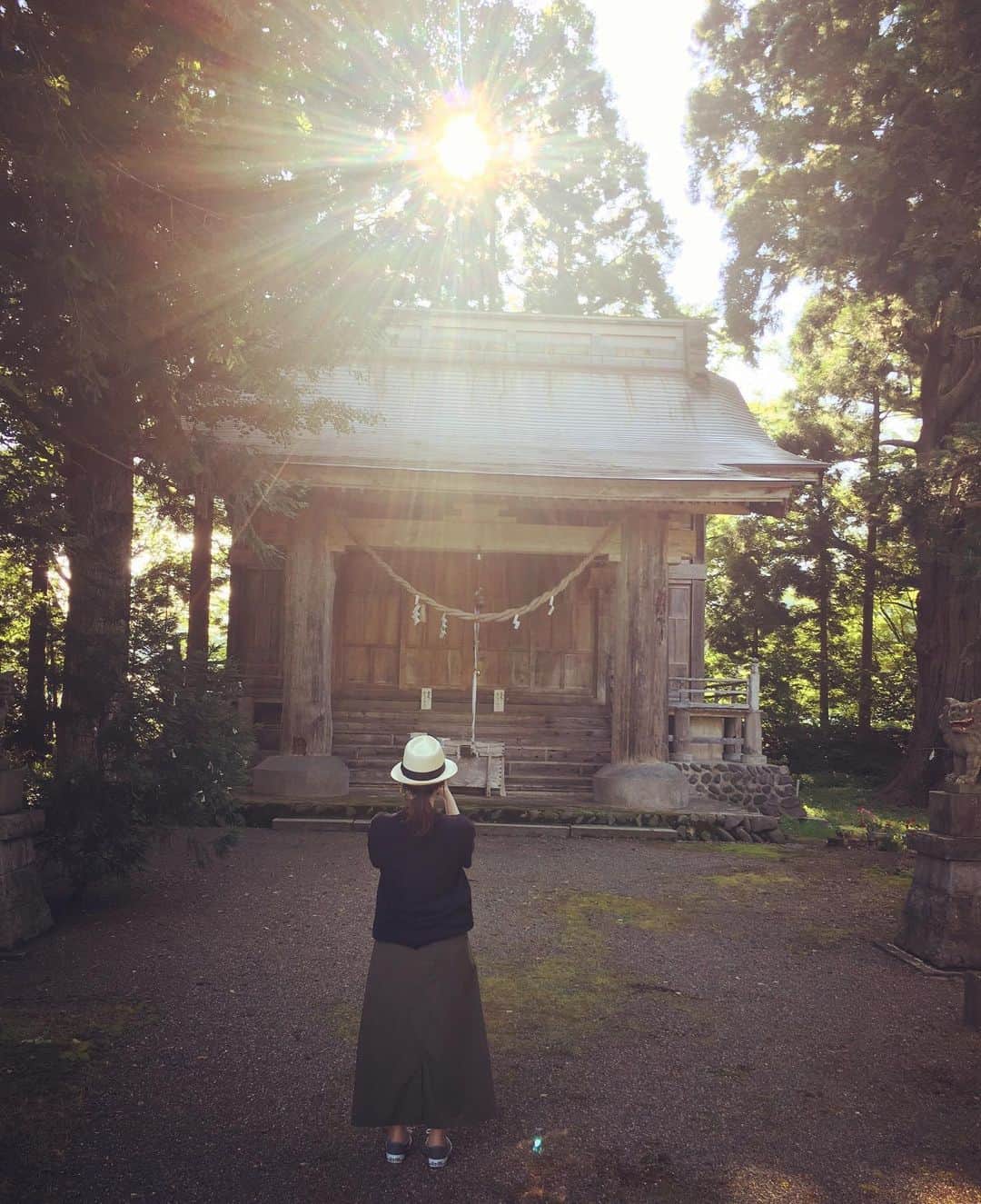 谷桃子さんのインスタグラム写真 - (谷桃子Instagram)「レンタカーで車を走らせていたら 気になる神社を見つけて行ってみた☺️✨🌸 多賀神社✨✨ 写真を撮って貰ったら、光が降り注いでた╰(*´︶`*)╯きれい♡♡ #多賀神社 #光」7月13日 19時49分 - momoko5999