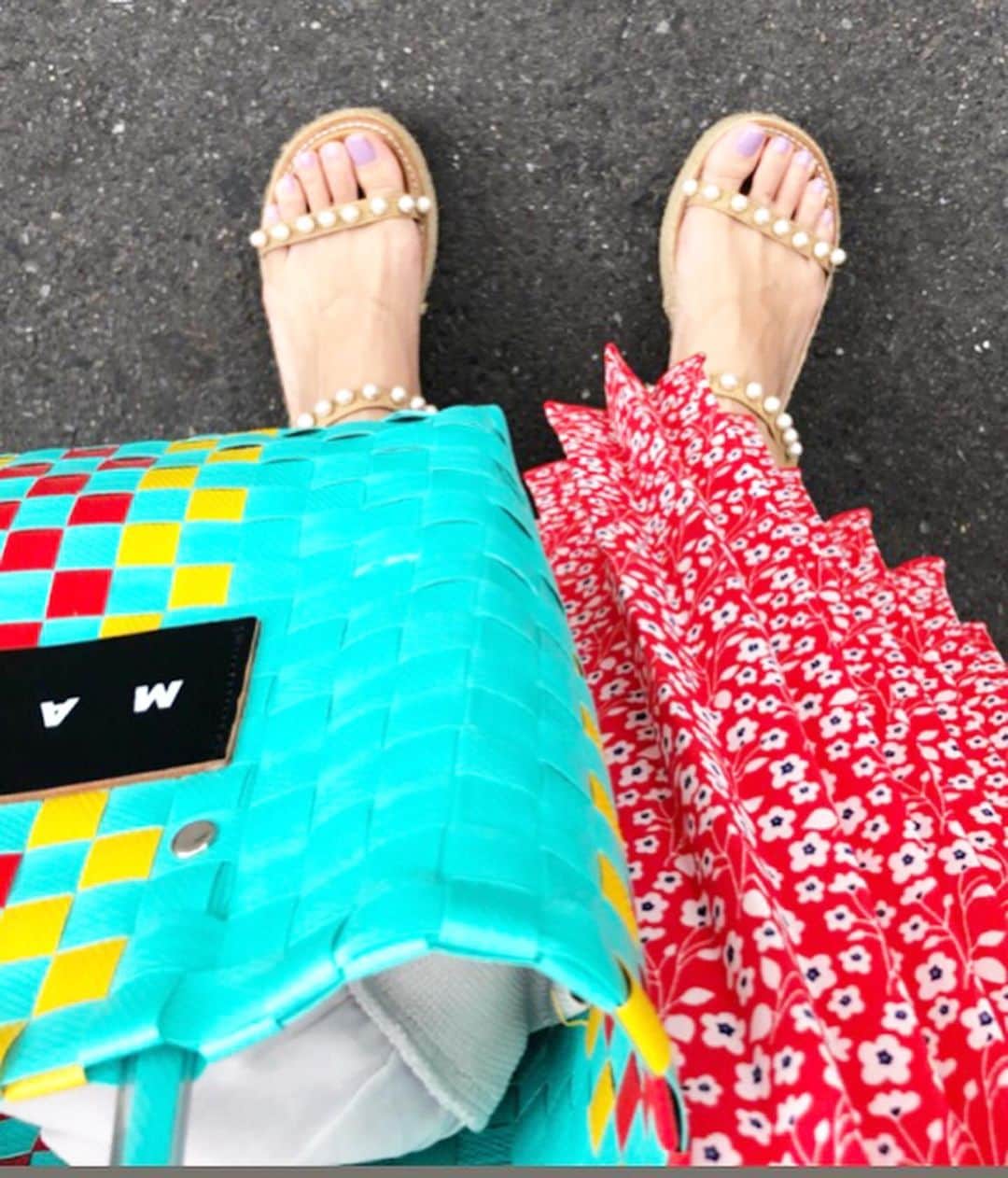 KAORI.OMURA 大村香織さんのインスタグラム写真 - (KAORI.OMURA 大村香織Instagram)「雨が上がっている間に新大久保へ💨 ・ タピオカ飲むようになったからタピ活へ。笑 ・ 今日は夏らしくノースリ着れたね☺︎ ・ スカートは小花柄でシワにならないプリーツスカートが移動の多い日は楽チン♪ @lialapg ・ タピオカ、缶入り始めてみた。 ・ 今日はタピオカ2件ハシゴしたからこれはお持ち帰り☺︎ ・ #新大久保 #韓国気分#タピオカ#タピ活#アラフォー#アラフォーファッション#プリーツスカート#小花柄#ootd #fashion #スカートコーデ #夏  lpg611-0520 #lialapg #liala_fashion #pr #marmi#カジュアルコーデ#三連休#旅行気分」7月13日 19時49分 - kaori.omura