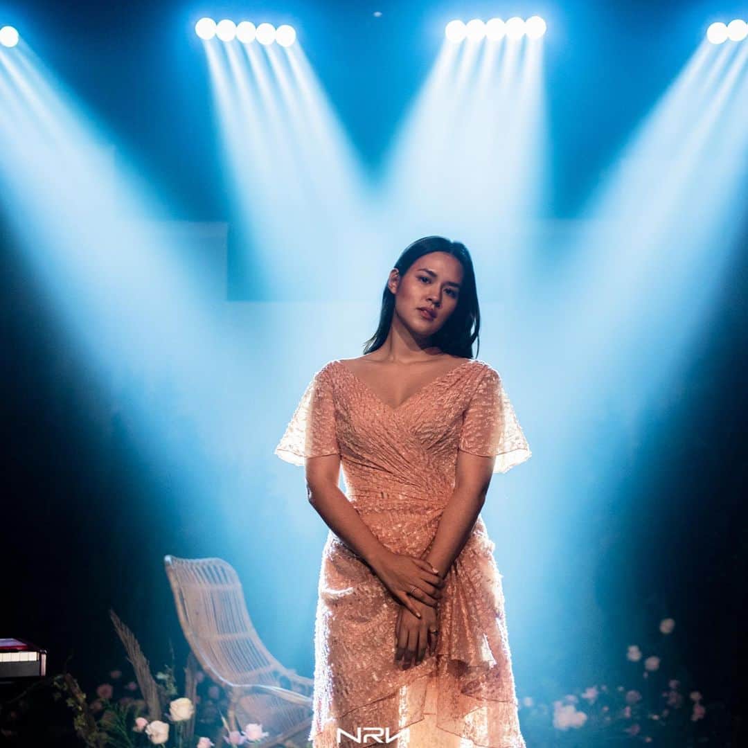 Raisa Andrianaさんのインスタグラム写真 - (Raisa AndrianaInstagram)「The first look from my comeback concert.. Showtime & rehearsal. Dress by @wikiwu5 Jewellery @tiffanyandco Styled by @astecat Makeup by @bubahalfian Hair done by @woko_s Pict by @nareend」7月13日 19時53分 - raisa6690