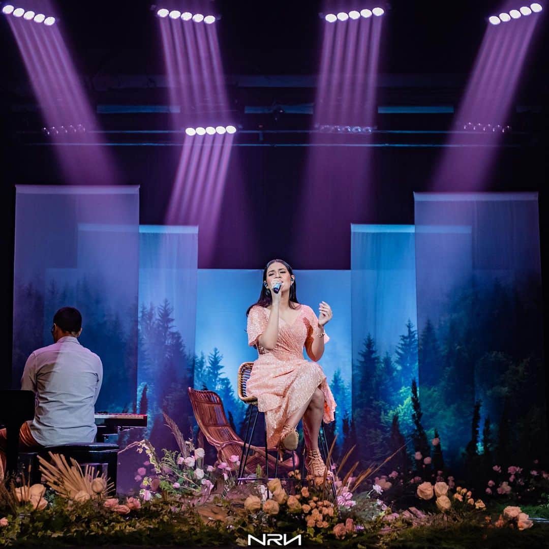 Raisa Andrianaさんのインスタグラム写真 - (Raisa AndrianaInstagram)「The first look from my comeback concert.. Showtime & rehearsal. Dress by @wikiwu5 Jewellery @tiffanyandco Styled by @astecat Makeup by @bubahalfian Hair done by @woko_s Pict by @nareend」7月13日 19時53分 - raisa6690