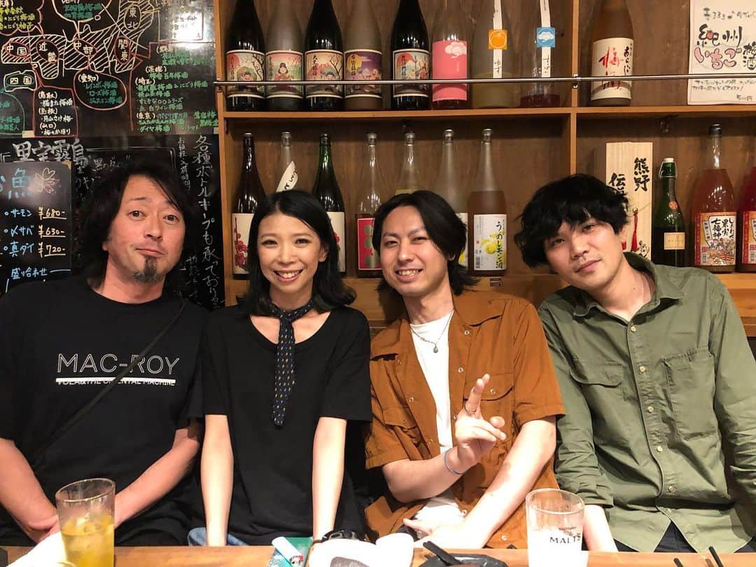 のインスタグラム：「昨晩。デリシャスツアー終演後&打ち上げなど。  ①ベーシスト集合写真。ファミリー写真感。 ②サポート陣ツーショット。縁の下からこんにちは。 ③終演後のステージでの集合写真。 ④打ち上げでの集合写真。 ⑤すぐテンパったり滑舌が悪かったりするグッドルッキングガイとツーショット。 ⑥ツアーが終わってようやくもらえたデリシャスコンピCD。楽しみます。  短かったけど楽しい旅をありがとう。お疲れ様でした！！ #thepillows」