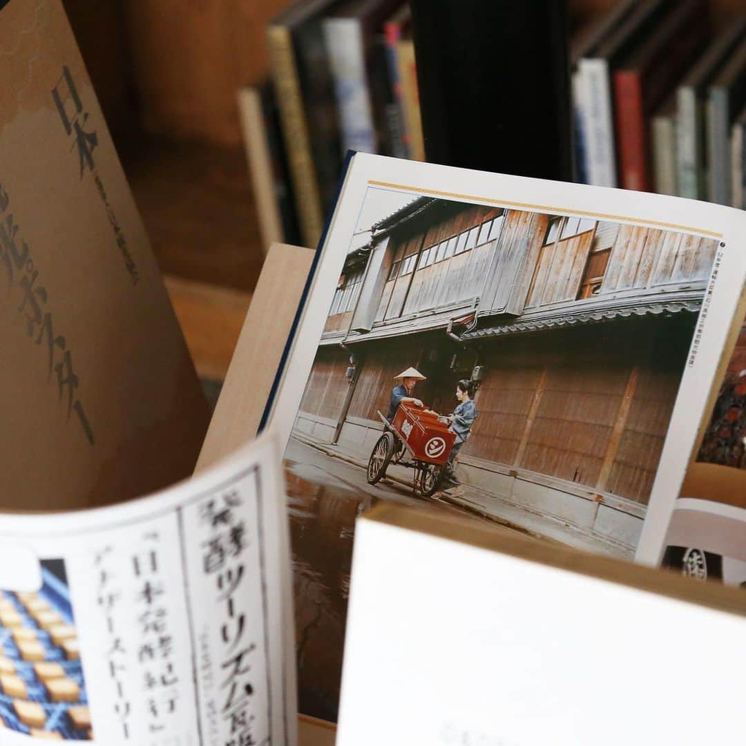 nostos booksさんのインスタグラム写真 - (nostos booksInstagram)「店頭に、「旅する商い」というコーナーをつくりました。﻿ ﻿ キーとなるのは、発酵デザイナー・小倉ヒラクが47都道府県の発酵の現場を巡った、『日本発酵紀行』。ページをめくれば、地域に根付いた手仕事と、人々のまっすぐな商いの姿が見えてきました。﻿ ﻿ 今回は、日本の様々な商いの姿と、そこから旅の匂いが漂ってくるような書籍を展開しています。﻿ ﻿ 『日本の看板』にはその店の佇まいがあらわれ、『日本観光ポスター秀作選』には地域ならではの仕事へのヒントが隠れています。﻿ ﻿ ぜひ本を通して各地の素晴らしい商いの姿に触れてみてください。﻿ ﻿ ﻿ ﻿ #日本発酵紀行 #小倉ヒラ #手仕事  #nostosbooks #ノストスブックス #松陰神社前 #松陰神社前駅 #松陰神社商店街 #世田谷線#古本 #古本屋 #古書店 #東京古書店 #古本屋巡り #アート本 #アートブック #デザイン本」7月13日 20時00分 - nostosbooks