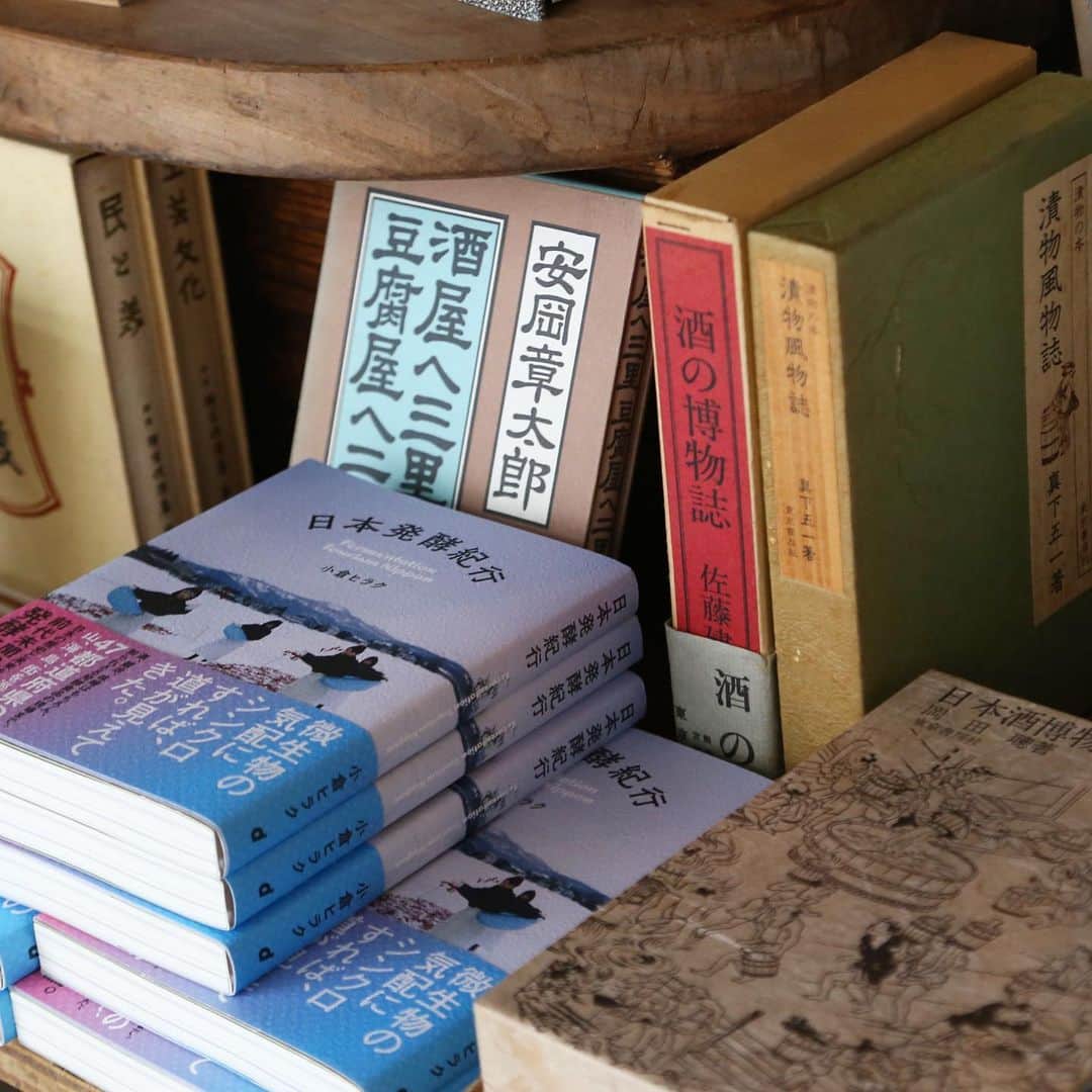 nostos booksさんのインスタグラム写真 - (nostos booksInstagram)「店頭に、「旅する商い」というコーナーをつくりました。﻿ ﻿ キーとなるのは、発酵デザイナー・小倉ヒラクが47都道府県の発酵の現場を巡った、『日本発酵紀行』。ページをめくれば、地域に根付いた手仕事と、人々のまっすぐな商いの姿が見えてきました。﻿ ﻿ 今回は、日本の様々な商いの姿と、そこから旅の匂いが漂ってくるような書籍を展開しています。﻿ ﻿ 『日本の看板』にはその店の佇まいがあらわれ、『日本観光ポスター秀作選』には地域ならではの仕事へのヒントが隠れています。﻿ ﻿ ぜひ本を通して各地の素晴らしい商いの姿に触れてみてください。﻿ ﻿ ﻿ ﻿ #日本発酵紀行 #小倉ヒラ #手仕事  #nostosbooks #ノストスブックス #松陰神社前 #松陰神社前駅 #松陰神社商店街 #世田谷線#古本 #古本屋 #古書店 #東京古書店 #古本屋巡り #アート本 #アートブック #デザイン本」7月13日 20時00分 - nostosbooks
