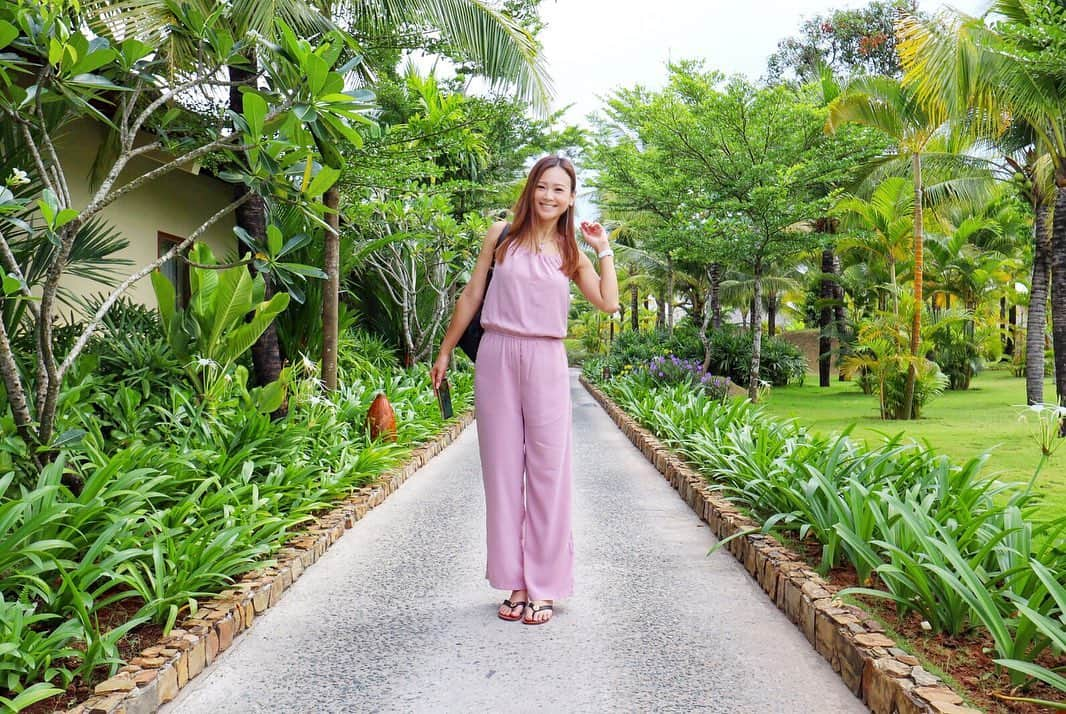 金泉紗恵子さんのインスタグラム写真 - (金泉紗恵子Instagram)「.﻿ 夏はいつきますかね？🤔﻿ 今年は冷夏って噂も🤭﻿ とりあえず曇りはそろそろ飽きました😭﻿ ﻿ 写真はフーコック島のホテル フュージョンリゾート内🙌﻿ どこを歩いてものどかで、綺麗にお手入れもされていました🥰﻿ ﻿ ﻿ オールインワンは @to_the_sea_hawaii のもの🙆‍♀️﻿ 真冬にすごーく安くなっていたので買っておきました😁﻿ リゾート用のお洋服はやはりこの時期くらいまでに買っておかないと、可愛いのは売り切れてしまうことが多いです💦﻿ 真冬にたまーに激安で手に入りますが、あまり期待できません😭﻿ ﻿ これはカラーは可愛かったのですが、残念ながらシワになりやすくて☹️﻿ スーツケースから出したらシワッシワ😭﻿ ハワイとかだとお部屋にアイロンがあったりしますが、このホテルはアイロンはなかったので、ちょっとシワっぽさが写真にも😢﻿ リゾート用のお洋服はシワにならないことも選ぶポイントだなと思います🥺﻿ ﻿ サンダルはスワイプ👉﻿ 昨年ハワイのワイケレアウトレットで買ったもの🤩﻿ $99が半額で$49.5で買えました❤️❤️﻿ サイズやカラーはタイミング次第です✨﻿ （たまたま滞在中2回目に入荷してました👌）﻿ たくさん歩くと少し痛くなりますが、可愛くてお気に入り💓﻿ ﻿ ﻿ 今年もセールでいくつかリゾート用のお洋服を買ったので着るのが楽しみです🌴﻿ 楽しい3連休を😘﻿ . #trip #phuquoc #phuquocisland #fusionresort #phuquoctrip #fusionresortphuquoc #followme #beachresort #totheseahawaii #resortfashion #allinone #toryburch #eoskissm #canoneoskissm #toryburchshoes #フーコック #フーコック島 #ベトナム旅行 #ベトナム #ビーチリゾート #旅行好きな人と繋がりたい #リゾートコーデ #トリーバーチ #フュージョンリゾート #フュージョンリゾートフーコック #ミラーレス一眼」7月13日 20時10分 - saeko_kanaizumi