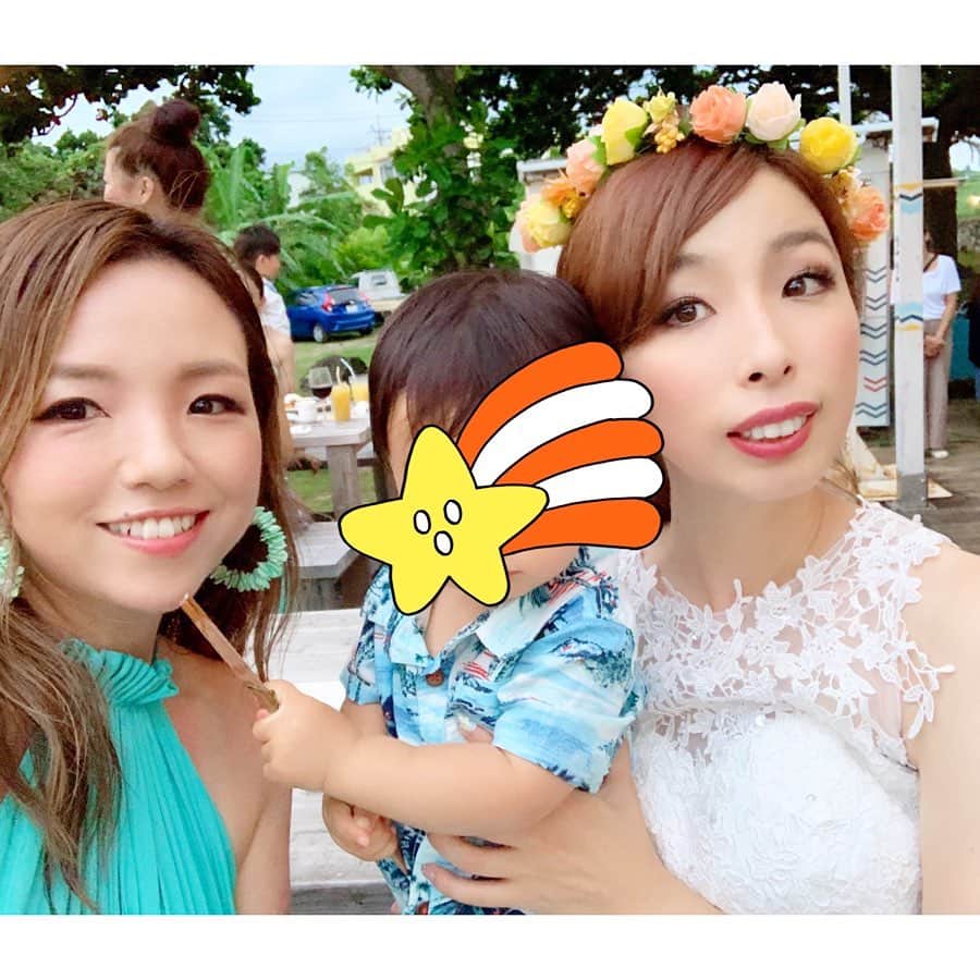 宏実のインスタグラム：「石垣島の思い出 -山口姉妹の合同結婚式💒- 今回の旅のメインイベント❤️ 海岸のそばでの美しいウェディングでした❤️新婦さんともたくさん話せるくらいカジュアルで楽しかった😍」