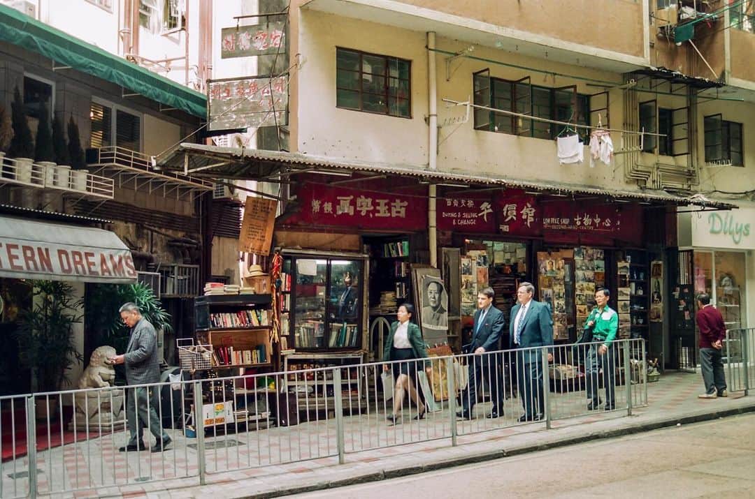 sunday_722のインスタグラム：「*﻿ *﻿ あの頃の香港🇭🇰 懷舊香港﻿ 98-99年頃 📷フィルム写真﻿ 荷李活道 Hollywood Rd.,﻿ この骨董品屋さん﻿ 渋くって好きでした。﻿ *﻿ #懷舊香港﻿ #香港映画ロケ地﻿ #busystranger ﻿ #film﻿ #filmphotography﻿ #フィルム写真﻿ #storyofthestreet﻿ #needingyou﻿ #孤男寡女﻿ #香港中毒﻿﻿ #unlimitedhongkong ﻿ #architecture_view﻿ #capturehongkong﻿﻿ #zolimahongkong﻿ #allabouthongkong﻿﻿ #discoverhongkong﻿﻿ #waytohk_sunday_722﻿﻿ #hkstreetphotography﻿﻿ #tv_simplicity﻿ #tv_pointofview﻿﻿ #artofvisuals﻿ #AwesomeHongKong﻿ #fromstreetswithlove﻿ #streetclassics﻿ #jj_mobilephotography ﻿ #ink361_asia﻿﻿ #﻿streetdreamsmag﻿」