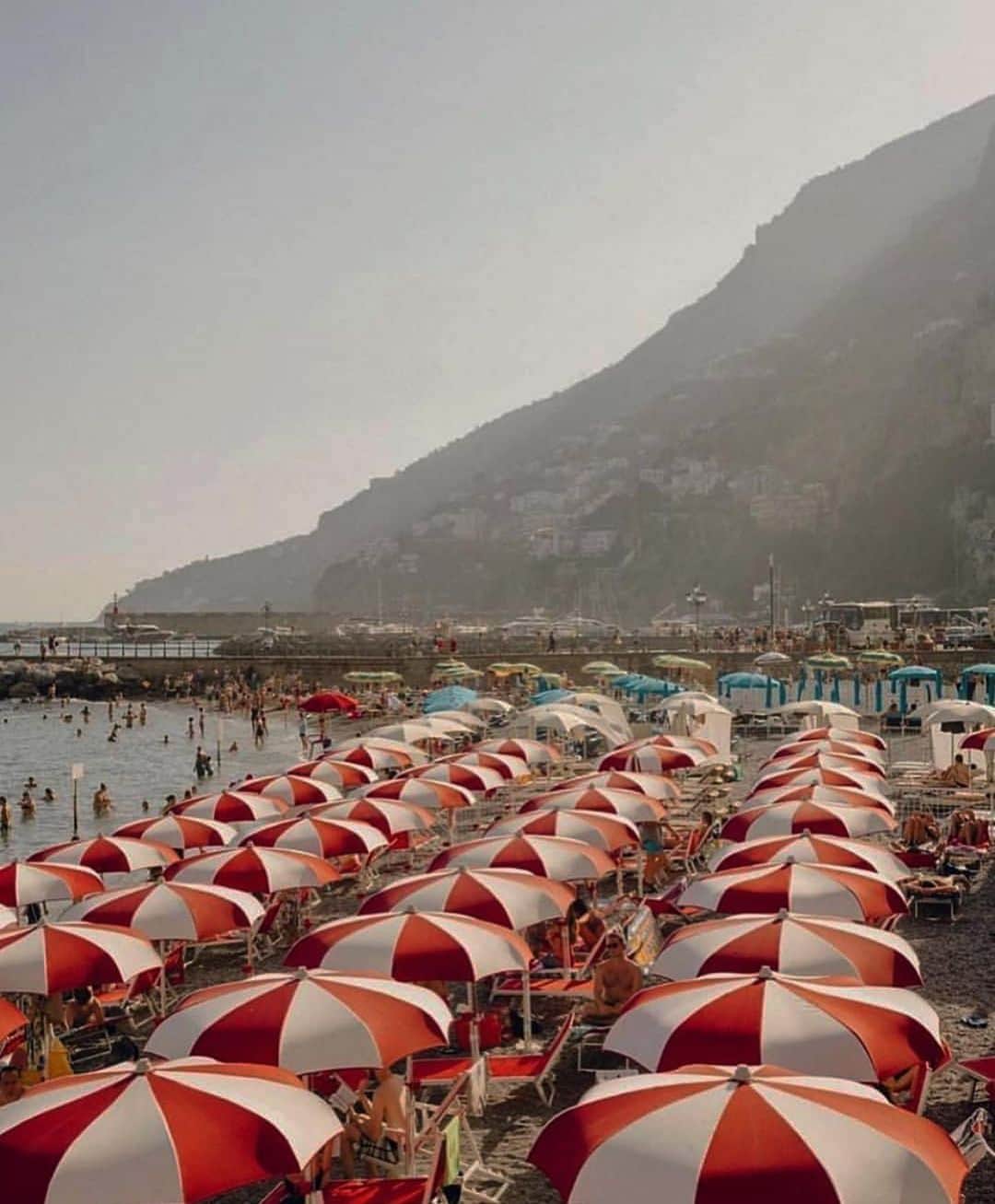 ブルーライフのインスタグラム：「summer getaway inspo via @kivari_the_label ⛱」