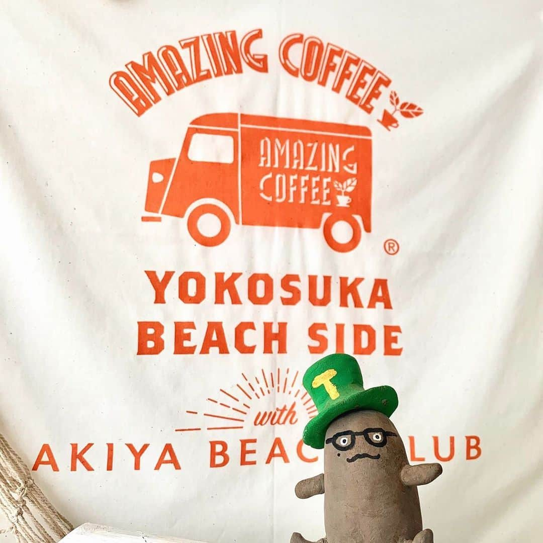 AMAZING COFFEEさんのインスタグラム写真 - (AMAZING COFFEEInstagram)「. 💫YOKOSUKA BEACH SIDEよりMILDマナーご協力のお願いです💫 . いつもAMAZING COFFEEを応援してくださり、ありがとうございます🙇 . 明日、7月14日(日)に1周年を迎える横須賀店より皆さまへMILDマナーご協力のお願いです🙇‍♀ . 当店は静かな住宅街の中にございます。 . 近隣住民の方へご配慮や、安全なおもてなしをさせていただくため、指定の時間以外は店舗周辺で待機いただくことができません。 . 近隣の方へご迷惑となる、路上喫煙やゴミのポイ捨てなどの行為もご遠慮いただきますよう、どうかご協力をお願い致します。 . 当店では駐車場を設けておりませんので、ご来店の際は公共交通機関をご利用をお願い致します🚌🚃🚶‍♂ . また、多くのお客様にお越しいただいた場合には、番号札でのご案内をさせていただく場合がございます。 . 当日、午前9時～午前9時10分までに20名以上のお客様に並んで頂いた場合は、 入店時間（番号札）を抽選にて決めさせて頂きます。 午前9時～午前9時10分までにお並び頂いたお客様を対象に番号札を抽選箱より引いて頂きます。 9時11分以降にご来店頂いたお客様には、抽選のお客様の後の番号札をご来店頂いた順番に配布させて頂きます。 . 20名に満たない場合は、並んで頂いた順番で配布させて頂きます。 20名に満たない場合の配布時間は、当日の状況によって異なります。 . ＊同伴者がおられる場合は、必ずお揃いになられてから、お並びください。 ＊抽選となった場合は、ご来店頂いた順番でのご入店ではございません。 ＊ご入店頂いた際、人気商品は品切れとなっている可能性もございますので予めご了承ください。 ＊午前9時以前からお並びのお客様には、番号札を配布できない場合がございますので予めご了承の程お願い致します。 . . #AMAZINGCOFFEE #coffee #YOKOSUKABEACHSIDE #AMeCO #アメコ #横須賀 #SLOWLIFEPARADISE」7月13日 20時15分 - amazing_coffee_official