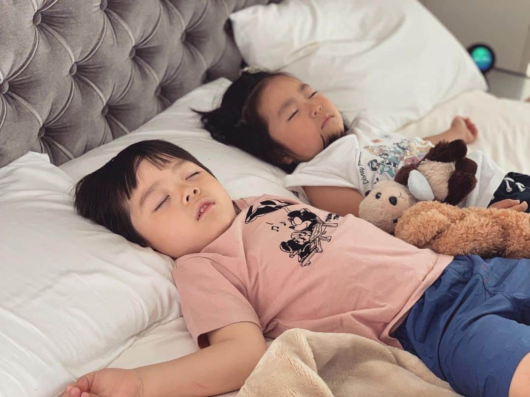 chika__23さんのインスタグラム写真 - (chika__23Instagram)「＊ 仲良くお昼寝😴💕 寝起き1時間近くグズグズだった2人😂 帰る頃には仲良く2人で遊んでた💜💜 ＊ #幼馴染#3歳#4歳#りた#きこ#アレクサ」7月13日 20時26分 - chika__025