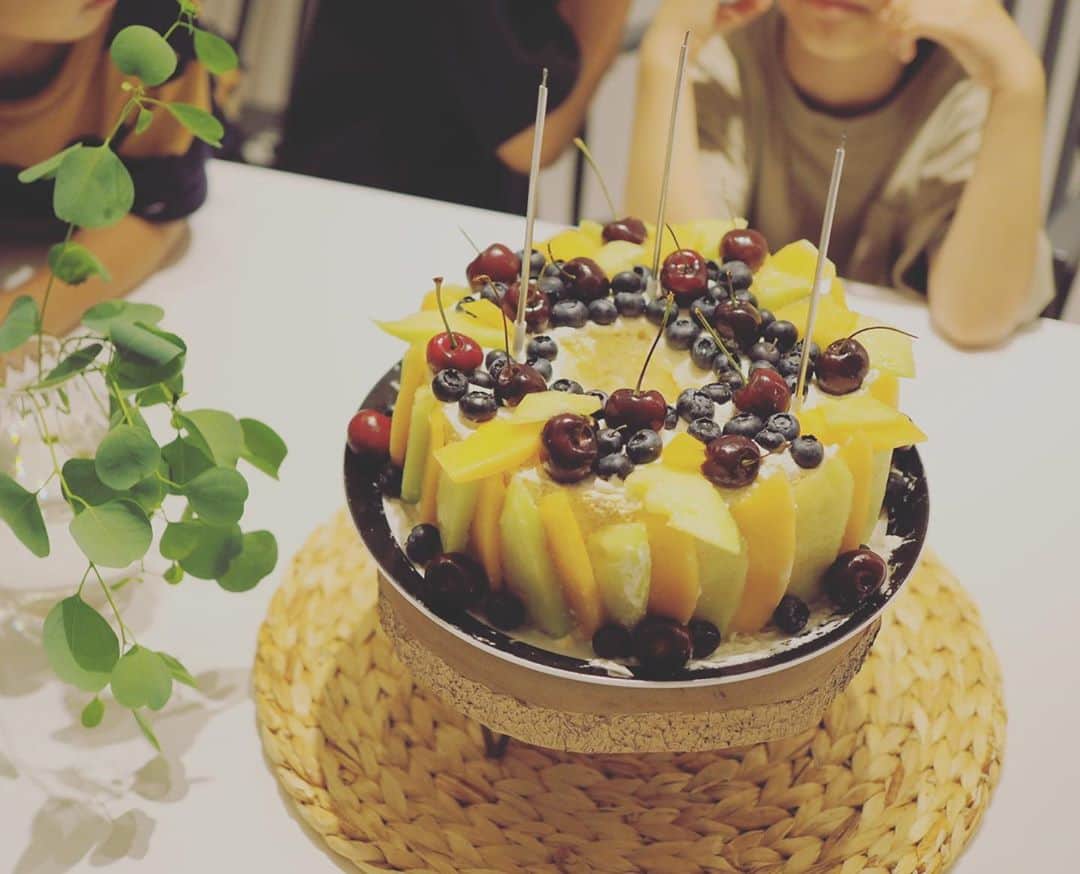 田中亜希子さんのインスタグラム写真 - (田中亜希子Instagram)「女の子のおともだち作のデコレーション。 息子の誕生日が近いということで ハピバスデ♪してくれました＾＾ 手作りは嬉しいですね😂！ ありがとう♡  男子が遊んでいる間に餃子100個も女の子がお手伝い👏 楽しい週末♡  #手作りケーキ#ホームパーティー」7月13日 20時21分 - akiico