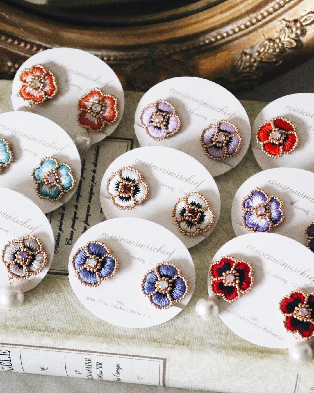 handmade shopのインスタグラム：「一粒イヤリング🌼﻿ ﻿ こちらもHMJに持っていきます✨﻿ ﻿﻿ この後ライブ配信で﻿ HMJに持っていく作品紹介をします😊💓﻿ ﻿ お時間あえば﻿ ぜひご視聴ください☺️﻿ ﻿ ﻿﻿﻿ 🌱7/20,21 HMJ ビッグサイト ブースno.B-193」