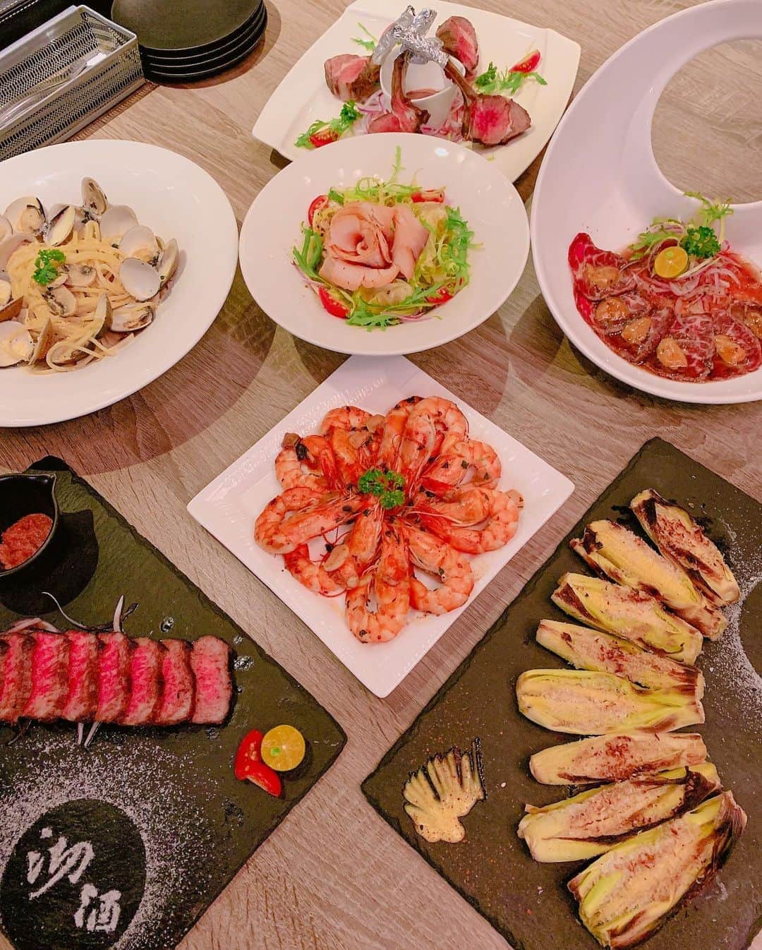 リタ（瑞塔兒）さんのインスタグラム写真 - (リタ（瑞塔兒）Instagram)「誰想來跟我一起晚餐♥️♥️♥️ 週六晚上是不是該犒賞自己一下🍷 這家餐廳是我現在的口袋名單～除了酒喝到飽 東西很新鮮也都超好吃😋 重點是價格很合理～台北好像已經很少這種餐酒館惹 👻👻👻 #taipei#taiwan#taiwanese#taiwanesegirl#relax#ritakao#love#enjoy#my#simple#life#crew#crewlife#smile#Beijing#shanghai#china#sunshine#summer#selfie#afternoontea#afternoon#hot#summer#vacation#goodmood#new#beauty」7月13日 20時34分 - love_ritakao