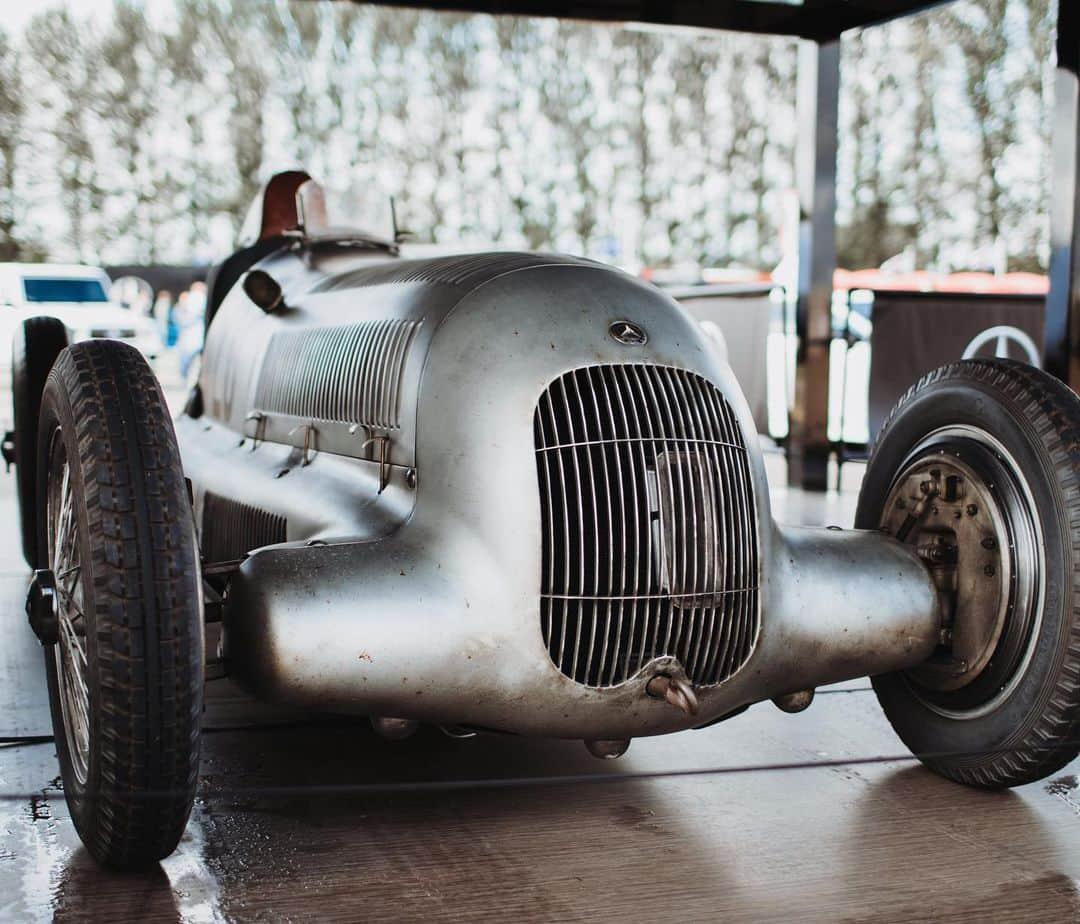 MERCEDES AMG PETRONASさんのインスタグラム写真 - (MERCEDES AMG PETRONASInstagram)「‪A piece of @mercedesbenz racing history on show this weekend at Silverstone! 🔥🔥🔥‬ The iconic W25 from 1934 - the first of the Silver Arrows... • #MercedesAMGF1 #Mercedes #AMG #F1 #MercedesBenz ‪#MBPopUp #BritishGP #MercedesBenzUK @mercedesbenzuk @mercedesbenzmuseum」7月13日 20時27分 - mercedesamgf1