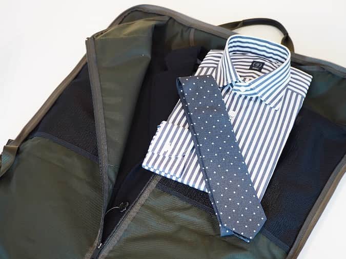 B JIRUSHI YOSHIDAさんのインスタグラム写真 - (B JIRUSHI YOSHIDAInstagram)「【REARRIVAL】 ＜MONOCLE×PORTER＞ “NEW Garment Bag” ・ スーツやシャツはもちろん、ネクタイから小物までビジネスウェアに関するあらゆるアイテムを収納することができるガーメントケース。 ・ 旅先で便利な取り外し可能なハンガーが付属されていたり、前面に小物ポケット、背面にはキャリーケースにセットアップ可能なストラップを配備するなど、細部までこだわった仕上がり。 ・ 海外出張や国内出張、実家への帰省など、ビジネスマンには欠かせないアイテムの一つです。 ・ COLOR:BLACK,KHAKI ¥40,921-(in tax)  #bjirushiyoshida #B印YOSHIDA #代官山 #daikanyama #TOKYO #BEAMS #ビームス #yoshidakaban #吉田カバン #ポーター  #porter #비지루시요시다 #도쿄 #다이칸야마 #빔스 #빔즈 #포터 #데일리룩 #백팩 #MONOCLE #モノクル #monoclemagazine」7月13日 20時31分 - bjirushiyoshida