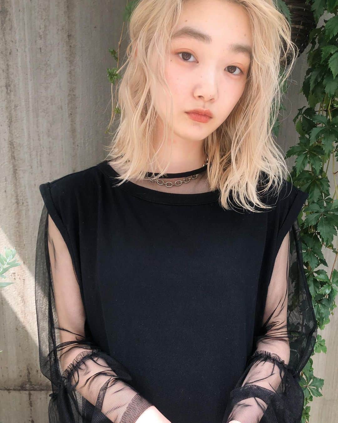 カワシリアツシのインスタグラム：「三連休ご予約お待ちしております🙆‍♂️ ・ ・ ・ ・ブリーチの回数がわからない。 ・値段が気になる。 ・ダメージが心配。など なんでもご気軽にご相談ください😊 ・ ご予約やご相談はDM・LINEにて待ちしております🙆‍♂️ ・ ・ ・  #アディクシー #イルミナカラー  #外国人風カラー #ミニボブ #切りっぱなしボブ #ハイライト #外ハネ #グラデーション #外国人風 #ポートレート #美容室 #美容院 #美容学生 #撮影 #東京 #渋谷  #ショートヘア #グレージュ  #ブルージュ #ブリーチ #portrait #フィルムカメラ #hairstyle #ショートカット #haircolor #ハイトーン #데일리룩 #时尚 #แฟชั่น#デジキュア」
