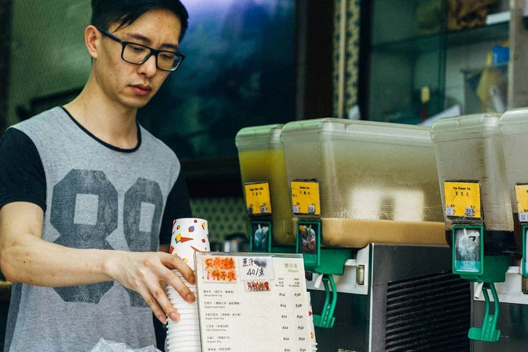 HereNowさんのインスタグラム写真 - (HereNowInstagram)「Kung Lee Sugar Cane Drink has been serving sugar cane juice on Hollywood Road in the Central area since 1948. The shop is inside a nostalgic Tong lau style building -- rare to see these days in Hong Kong -- which combines Chinese and western styles of architecture. 百年唐樓內真材實料的新鮮竹蔗汁 Recommended by @hkclass. . . . #herenowcity #wonderfulplaces #beautifuldestinations #travelholic #travelawesome #traveladdict #igtravel #livefolk #instapassport #optoutside #公利真料竹蔗水 #kungleesugarcanedrink #discoverhongkong #igershk #unlimitedhongkong #insidehongkong #discoverhk #香港」7月13日 20時37分 - herenowcity