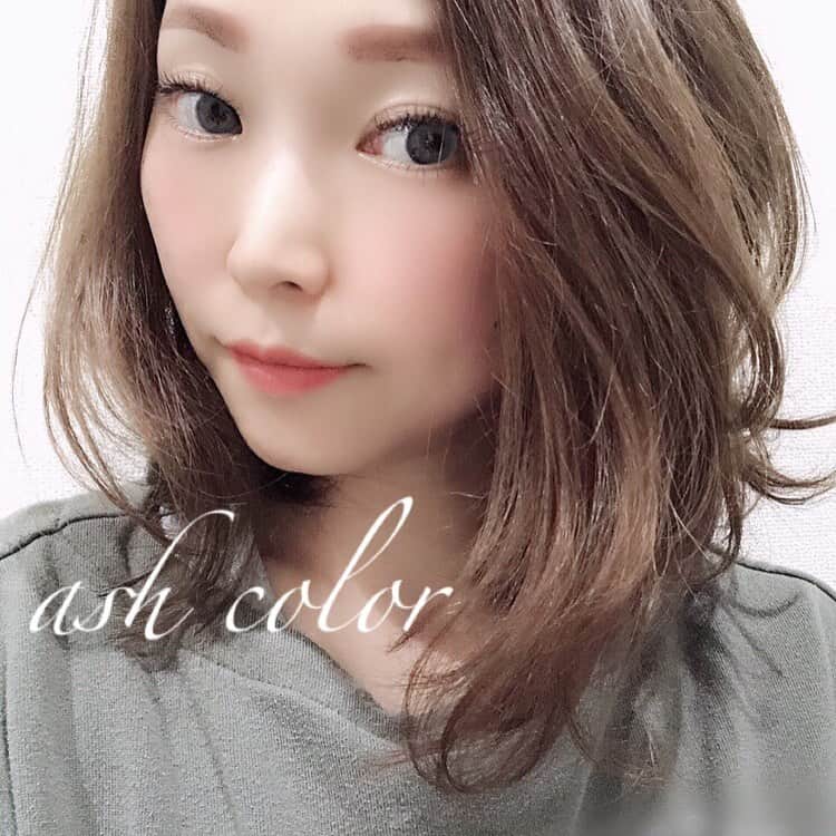 のインスタグラム：「#ヘアスタイル やっと髪が伸びてきました〜✧︎ 夏場は、まとめられると首まわりも涼しくなってスッキリ◡̈⃝︎⋆︎* 丸顔全開になって恥ずかしいんだけど… 作業するときなどまとめちゃいます🤦‍♀️ #カラー 毎回アッシュにしてもらいますが、カーキ寄りかベージュ寄りか、グレーにするか少しの変化くらいです😂 ━︎━︎━︎━︎━︎━︎━︎━︎━︎━︎━︎━︎━︎━︎━︎━︎━︎━︎━︎━︎ #スムージー いちご🍓 バナナ🍌 桃🍑 小松菜🥬 人参🥕 などなど、カットして凍らせておいて好きなものをその日の気分で組み合わせてプロテインとブレンド☄︎ ━︎━︎━︎━︎━︎━︎━︎━︎━︎━︎━︎━︎━︎━︎━︎━︎━︎━︎━︎━︎ お友達との大事な時間も大切に✧︎ ママ友でもあり、ひとりの人としてお付き合い出来る様な関係がすき♡ この先、何歳になっても変わらない関係でいたいな♡ マイペースな私ですが、末永くお付き合いよろしくお願いしまーす🙇‍♀️♡」