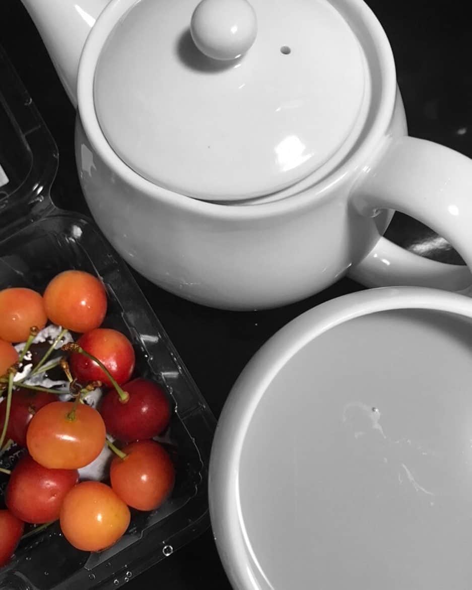 カノエラナさんのインスタグラム写真 - (カノエラナInstagram)「尾道紅茶とさくらんぼをお供に作業なのですよ！  #尾道紅茶 #ウバ #美味すぎる #頑張りますわよ #ロイヤルカノエ」7月13日 20時42分 - kanoerana