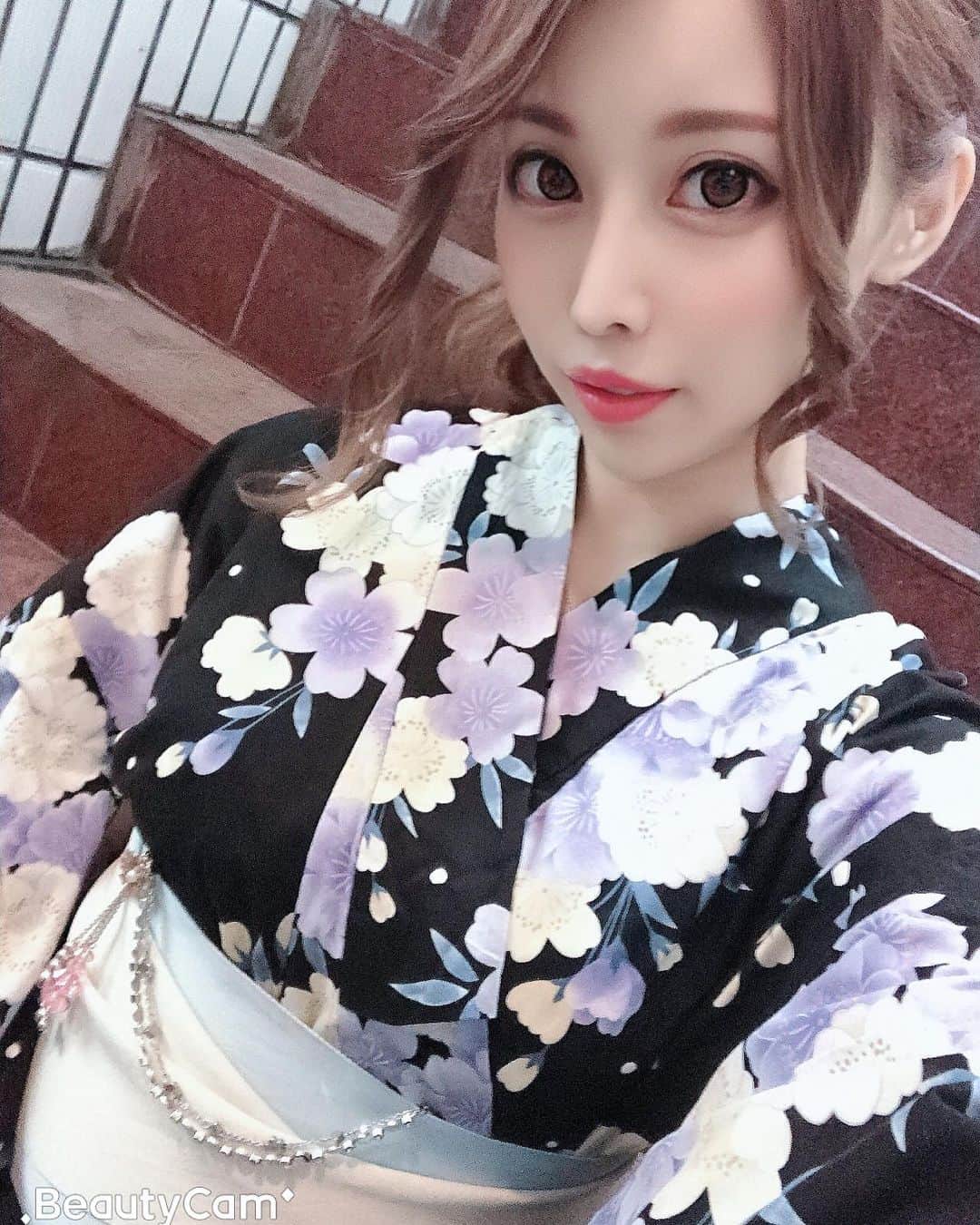 高橋沙弥華のインスタグラム：「口紅💄の下地忘れた😭  ヘアメも帯も可愛い系にしてもらったよ😂  何年か前に買った浴衣やけどお気に入り💓  昨日のとどっちが浴衣可愛い🤔？ #2日連続 #浴衣 #夏祭り #イベント #腰痛 #はんなり #和風 #和 #ヘアメイク #set #ヘアアレンジ」