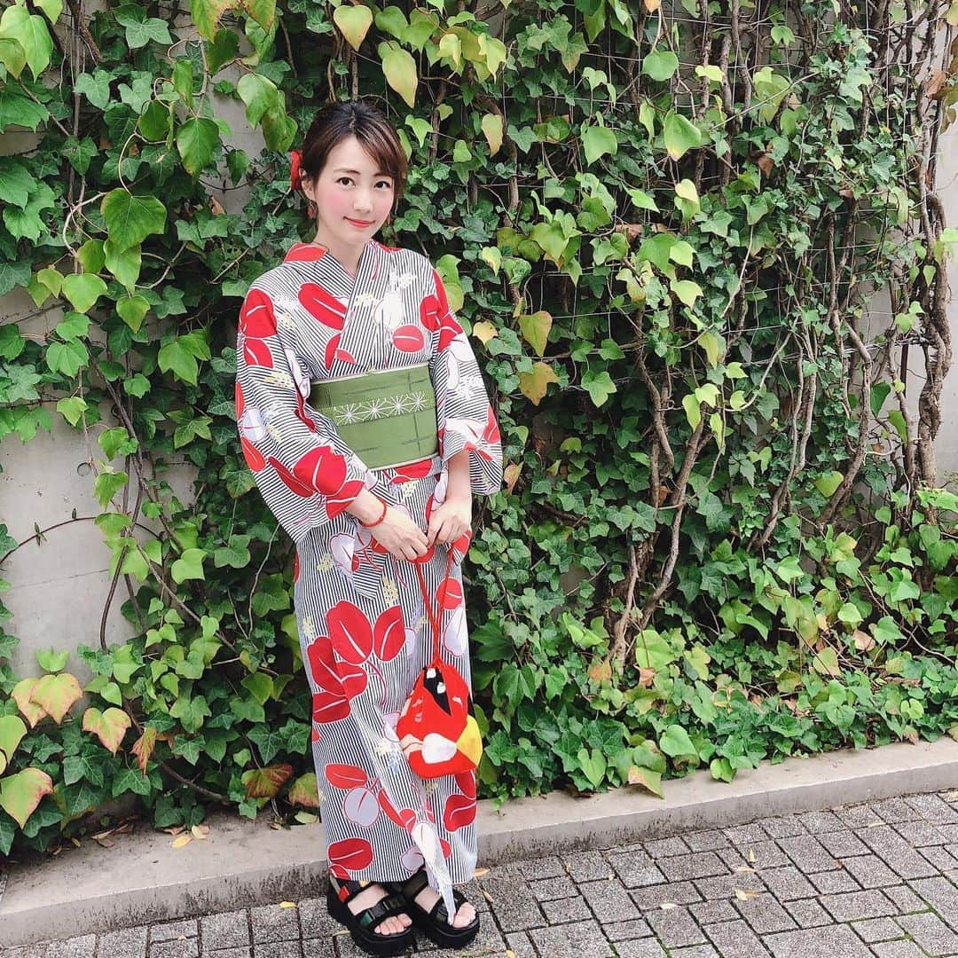 うえむらちかさんのインスタグラム写真 - (うえむらちかInstagram)「本日の #coordinate﻿﻿ ﻿﻿ 令和初の浴衣を着てみました👘﻿﻿ ﻿﻿ #浴衣 ☞ @modern_kimono_sasaka﻿﻿ #サンダル ☞ @ladypara_offcial ﻿﻿ ﻿﻿﻿ 浴衣は #浴衣レンタル でお手軽に💕﻿﻿ （やはり赤色を選ぶわたし笑）﻿ 足元は結構歩くので #サンダル を合わせてみました👡﻿﻿ ﻿﻿ 今年の夏は絶対﻿﻿ #スポーツサンダル が欲しい✊﻿﻿ ﻿﻿ と色んなショップを探し回ったのですが﻿﻿ 前から言っていた通り、私の足のサイズが小さ過ぎる為なかなか合うものが見つからず諦め掛けていたその時…﻿﻿ ﻿﻿ ようやく #レディースパラダイス さんで理想の #スポサン を見つけました😭✨﻿﻿ ﻿﻿﻿ 21.5〜25センチまでサイズ展開が豊富👏﻿﻿ ﻿﻿ ヒールも7.5センチと、結構高めなのに走れるくらい安定感もバツグン🏃‍♂️💨﻿﻿ ﻿﻿ シルエットも可愛くて😻﻿﻿ ワンピースやパンツスタイルも最近はこのサンダルばかり履いてます笑﻿﻿ ﻿﻿ ﻿﻿ #プチプラファッション #シンデレラサイズ﻿﻿ #プチプラ #SSサイズ #XSサイズ #Sサイズモデル﻿﻿ #selectshop #セレクトショップ #インポート #インポートショップ #海外セレクト #海外ファッション #ファッションコーデ #コーディネート」7月13日 20時45分 - uemurachika