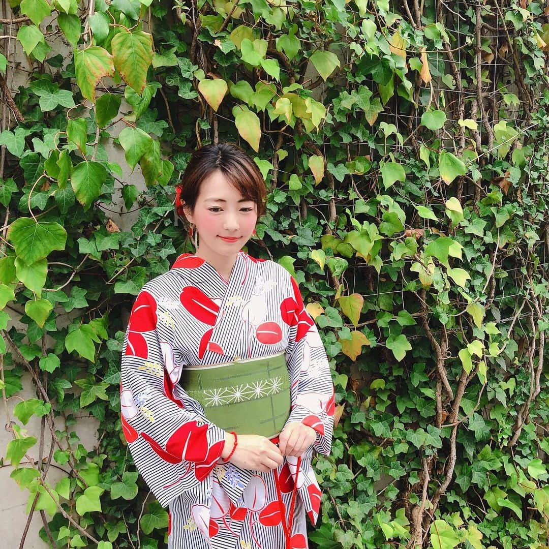 うえむらちかさんのインスタグラム写真 - (うえむらちかInstagram)「本日の #coordinate﻿﻿ ﻿﻿ 令和初の浴衣を着てみました👘﻿﻿ ﻿﻿ #浴衣 ☞ @modern_kimono_sasaka﻿﻿ #サンダル ☞ @ladypara_offcial ﻿﻿ ﻿﻿﻿ 浴衣は #浴衣レンタル でお手軽に💕﻿﻿ （やはり赤色を選ぶわたし笑）﻿ 足元は結構歩くので #サンダル を合わせてみました👡﻿﻿ ﻿﻿ 今年の夏は絶対﻿﻿ #スポーツサンダル が欲しい✊﻿﻿ ﻿﻿ と色んなショップを探し回ったのですが﻿﻿ 前から言っていた通り、私の足のサイズが小さ過ぎる為なかなか合うものが見つからず諦め掛けていたその時…﻿﻿ ﻿﻿ ようやく #レディースパラダイス さんで理想の #スポサン を見つけました😭✨﻿﻿ ﻿﻿﻿ 21.5〜25センチまでサイズ展開が豊富👏﻿﻿ ﻿﻿ ヒールも7.5センチと、結構高めなのに走れるくらい安定感もバツグン🏃‍♂️💨﻿﻿ ﻿﻿ シルエットも可愛くて😻﻿﻿ ワンピースやパンツスタイルも最近はこのサンダルばかり履いてます笑﻿﻿ ﻿﻿ ﻿﻿ #プチプラファッション #シンデレラサイズ﻿﻿ #プチプラ #SSサイズ #XSサイズ #Sサイズモデル﻿﻿ #selectshop #セレクトショップ #インポート #インポートショップ #海外セレクト #海外ファッション #ファッションコーデ #コーディネート」7月13日 20時45分 - uemurachika