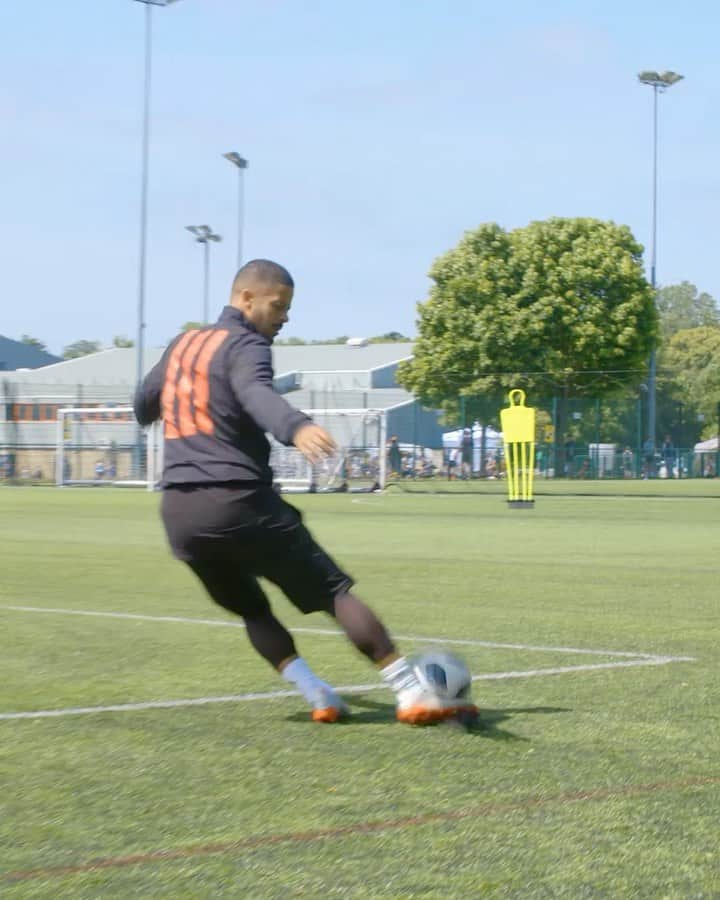 F2Freestylersのインスタグラム：「The @roberto_firmino special 👀🤪🤩 #NoLook . 🆕🎥 INSANE MANNEQUIN TRICK SHOT CHALLENGE..... LINK IN BIO 🔥」