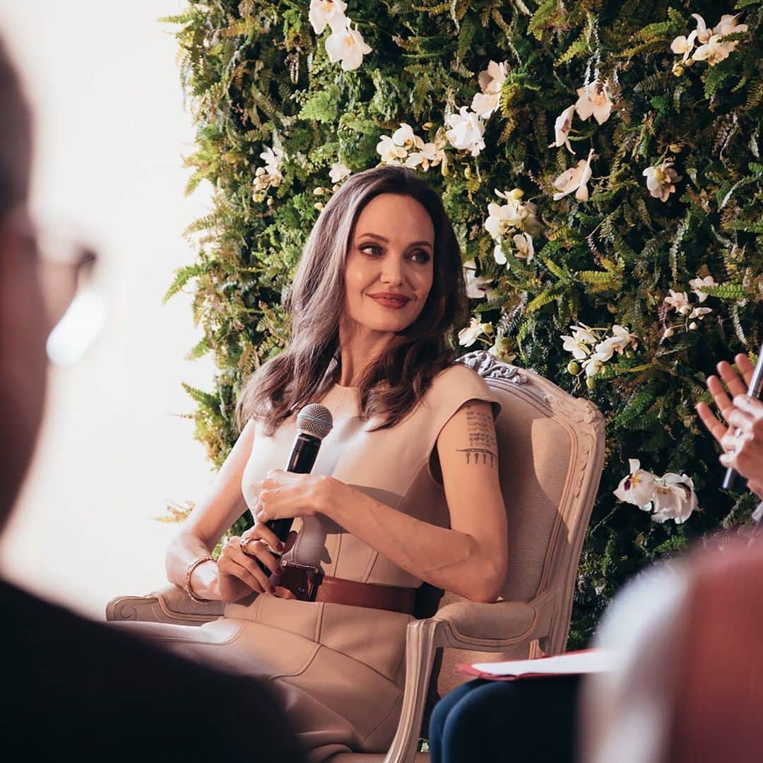 のインスタグラム：「Angelina Jolie and Laurent Boillot, President and CEO of Guerlain, gave a press conference to present the new campaign & announce a joint Sustainable Development project to protect bees in the Samlot area of remote northwestern Cambodia drawing on our 10 year  #InTheNameOfBeauty expertise. ⠀⠀⠀⠀⠀⠀⠀⠀⠀⠀⠀ Angelina spoke about her bond with  Guerlain, her views on the pressures women face today, and the work of her foundation set up 20 years ago in Cambodia, in the name of her son Maddox. ⠀⠀⠀⠀⠀⠀⠀⠀⠀⠀⠀ #guerlain #angelinajolie #guerlainparfumeur #monguerlain #perfume」