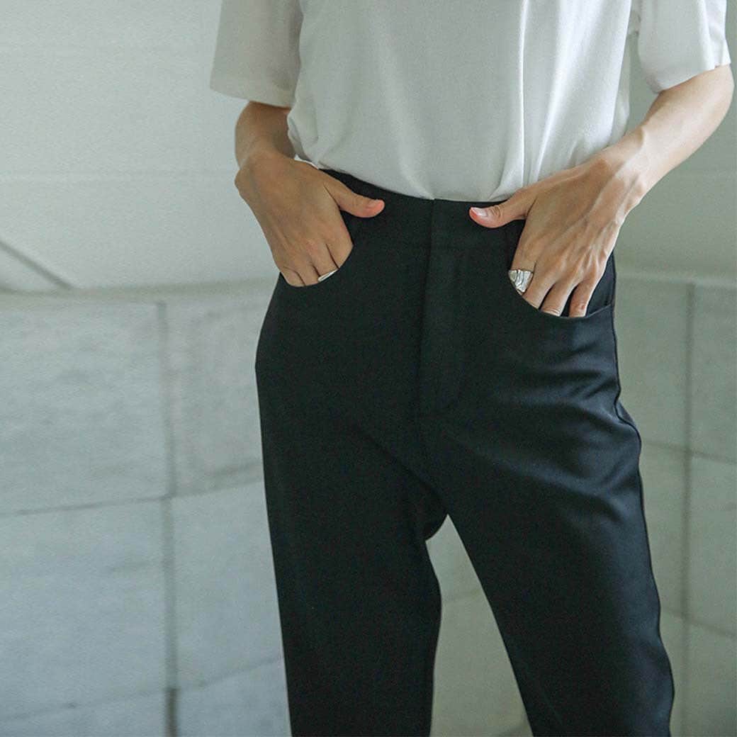moca さんのインスタグラム写真 - (moca Instagram)「7.16（tue）18:00～ . . STYLE NO . 7805 FLARE PANTS . .  程よく広がるフレアが旬顔なパンツの登場。 ハイウエストで腰回りをすっきりと見せる女性らしいライン。 さらっとした素材感はオールシーズン使えて スタイリングのバリエーションにも重宝する1本に。 Tシャツやタンクトップなどの何気ないカジュアルトップスを合わせて、 コーディネートをアップデートするスタイリングがおすすめ。」7月13日 21時00分 - selectmoca