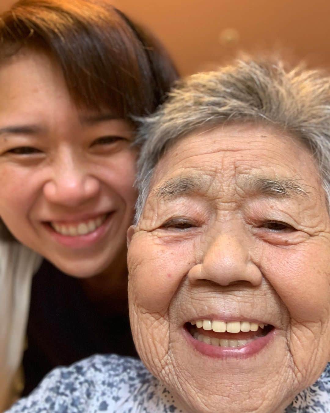 伊藤孝恵さんのインスタグラム写真 - (伊藤孝恵Instagram)「辛いことがあると、お婆ちゃんの顔を見に行く私。「お爺ちゃんは死んでまいたんかぁ？」1分おきに聞いてくるお婆ちゃんが愛しくて、いつも涙が出るんだよ。」7月13日 20時53分 - itotakae