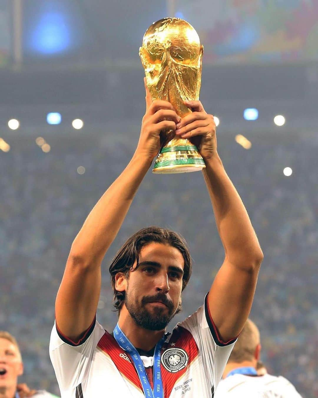 サミ・ケディラさんのインスタグラム写真 - (サミ・ケディラInstagram)「Heute vor 5 Jahren 🇩🇪🏆 #Worldcup2014 #SK6」7月13日 20時53分 - sami_khedira6