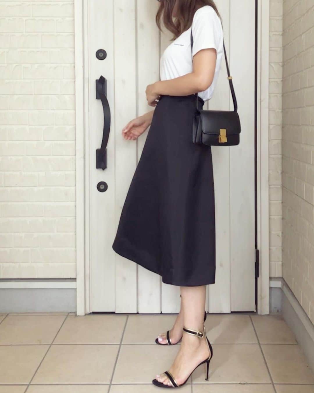 t.krmeさんのインスタグラム写真 - (t.krmeInstagram)「先日のモノトーンコーデ‪‪❤︎‬ ハリ感のあるスカートはお気に入りで白Tと合わせるこのコーデが好き😊 * * Tops: #balenciaga  Skirt: #reyc  Shoes: #gianvittorossi  Bag: #celine #fashion #cordinate #casualstyle #モノトーンコーデ #ママコーデ #バレンシアガ #リック #ジャンビトロッシ #セリーヌ」7月13日 20時54分 - t.krme