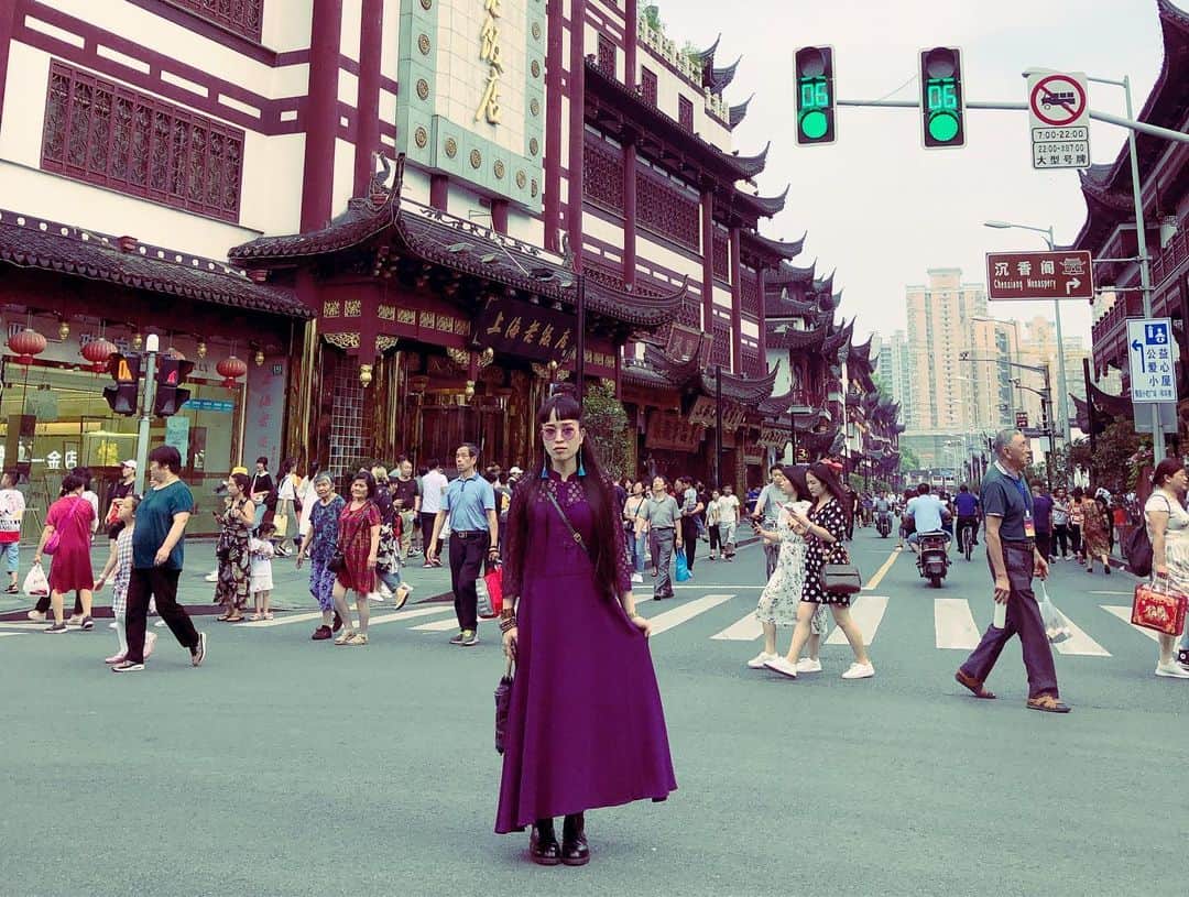 小春さんのインスタグラム写真 - (小春Instagram)「5日中国の旅に行ってまいりました🇨🇳手頃なサイズと値段のアコーディオンがあったらいいなって、あったらきっと欲しい人が出てきて、みんながアコーディオンをお家で弾いたりするんじゃないかってね🐼別に何か決まったことは何も無いんだけど…いつかお手頃モデルが日本で発売されて、みんな気楽に始められたらいいなと思っているよ！っていう目的があるもののまぁ普通に遊びに行きました。ちっこいアコーディオンかわいい… #小春acc」7月13日 20時55分 - suttokodokkoiii