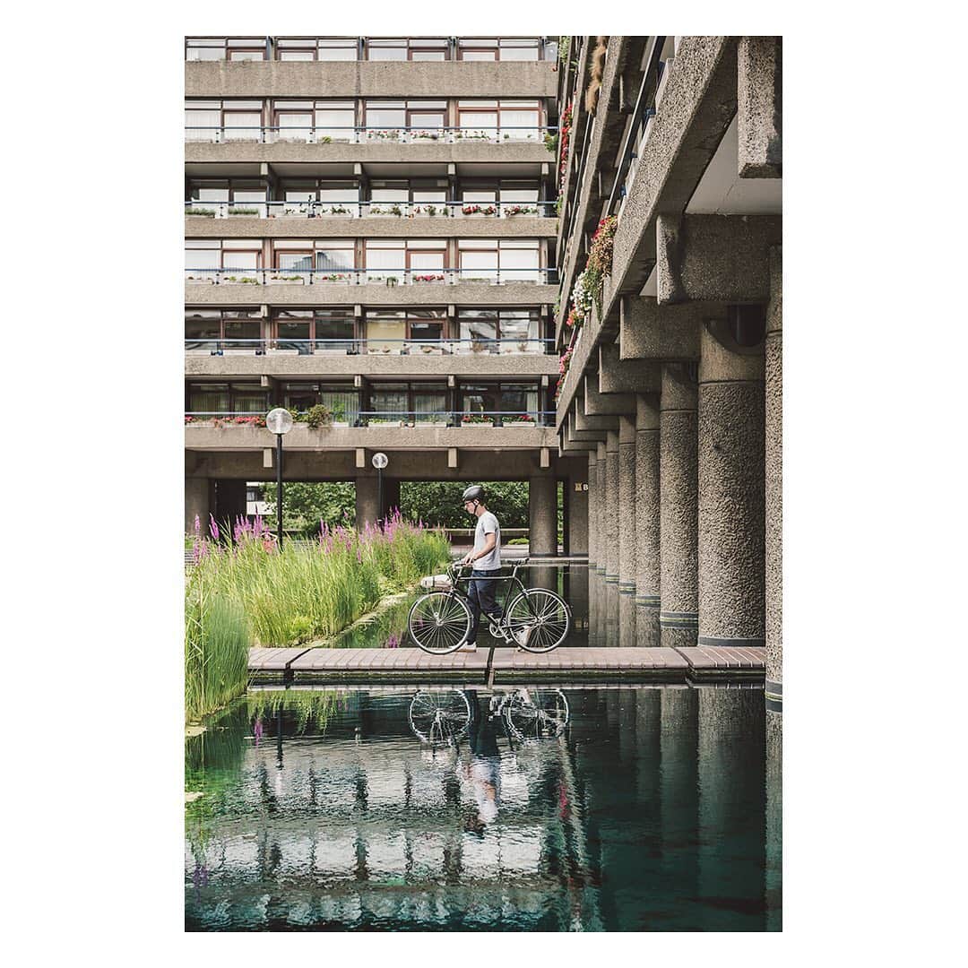 The Modern Houseさんのインスタグラム写真 - (The Modern HouseInstagram)「Jump in the saddle with our new @freddiegrubb bike as we cycle from our headquarters in Southwark across the city to the Freddie Grub shop in @coaldropsyard King’s Cross 🚲 Link in our bio to read the full feature.」7月13日 20時56分 - themodernhouse