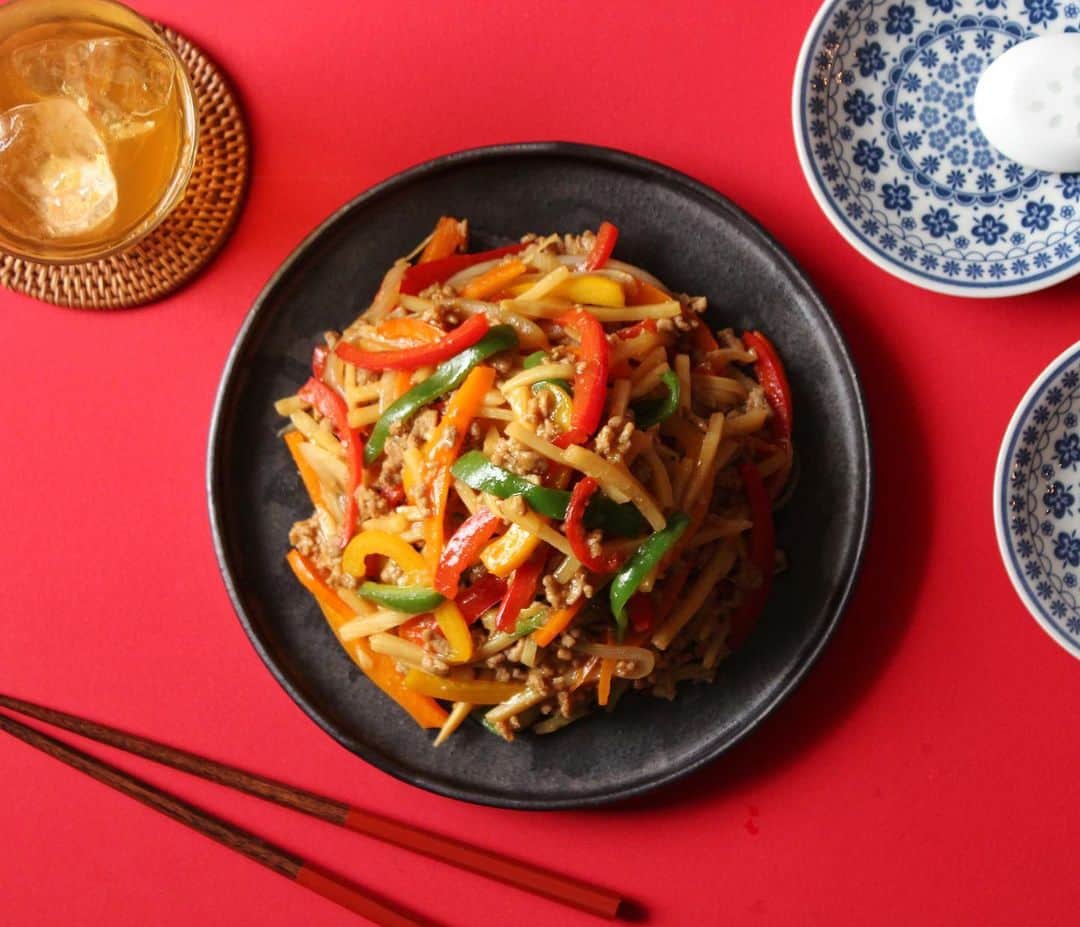 小鳥遊しほのインスタグラム：「カラフルな青椒肉絲をつくったよ👨‍🍳牛肉より豚肉派。さらに言うとひき肉派。今回は韓国産パプリカがメイン食材☺️🇰🇷 . パプリカは彩りがすてきなだけじゃなくて美肌に役立つビタミンA・E・Cがたっぷりなのですばらしい。みんな食べるべき。 . それにしても中華料理と赤色の相性の良さすごい。パキッとした赤色は食欲を増進させてくれるよねー。テーブルコーデは楽しいなぁー。 . #韓国おうち旅 #korean_food #カラフル #パプリカ #pr @atcenter_japan」