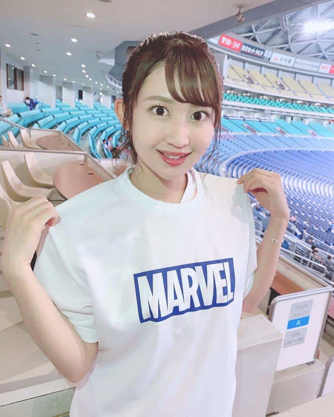 沢井里奈さんのインスタグラム写真 - (沢井里奈Instagram)「♡ . @baseball_girl_89 さんから頂いた 日本プロ野球とMARVEL｢アベンジャーズ｣ オリジナルコラボグッズのTシャツ👕✨ . 白も可愛い💙💭 ありがとうございます☺️💓💓 . サイズはLサイズです🌹🌸⚾️ . . 中にユニフォーム着てるから 首元から見えちゃってる😂😂😂 . #dragons #marvel #avengers #baseball #uniform #ootd #coordinate #fashion #instagood #instagramjapan #japanesegirl #girls #日本プロ野球 #中日ドラゴンズ #中日 #ドラゴンズ #マーベル #アヴェンジャーズ #アヴェンジャーズ #映画 #コラボグッズ #オリジナルズグッズ #ドラゴンズ女子 #インスタ野球女子 #ユニフォーム #さわー野球 #沢井里奈」7月13日 20時57分 - sawairina