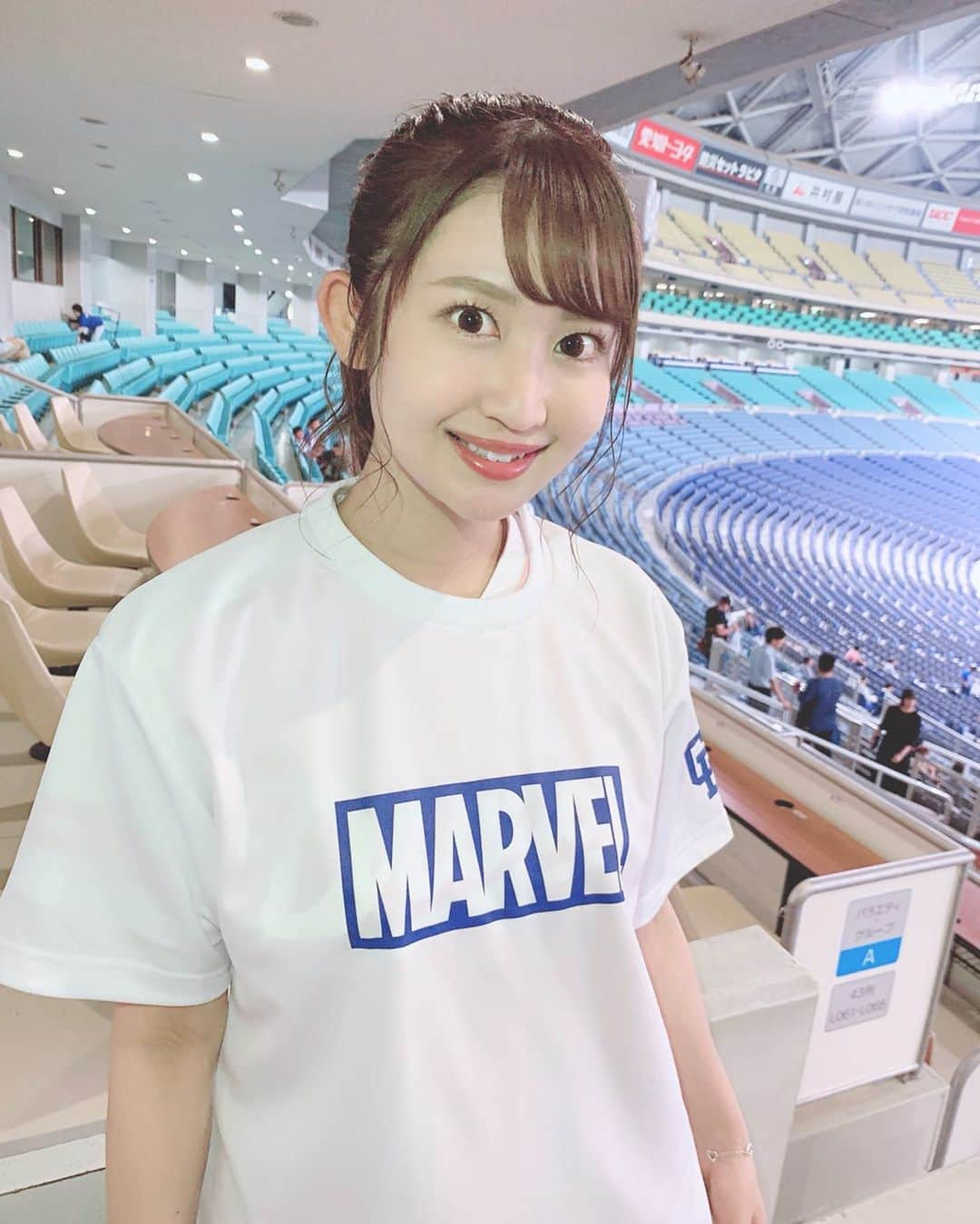 沢井里奈さんのインスタグラム写真 - (沢井里奈Instagram)「♡ . @baseball_girl_89 さんから頂いた 日本プロ野球とMARVEL｢アベンジャーズ｣ オリジナルコラボグッズのTシャツ👕✨ . 白も可愛い💙💭 ありがとうございます☺️💓💓 . サイズはLサイズです🌹🌸⚾️ . . 中にユニフォーム着てるから 首元から見えちゃってる😂😂😂 . #dragons #marvel #avengers #baseball #uniform #ootd #coordinate #fashion #instagood #instagramjapan #japanesegirl #girls #日本プロ野球 #中日ドラゴンズ #中日 #ドラゴンズ #マーベル #アヴェンジャーズ #アヴェンジャーズ #映画 #コラボグッズ #オリジナルズグッズ #ドラゴンズ女子 #インスタ野球女子 #ユニフォーム #さわー野球 #沢井里奈」7月13日 20時57分 - sawairina