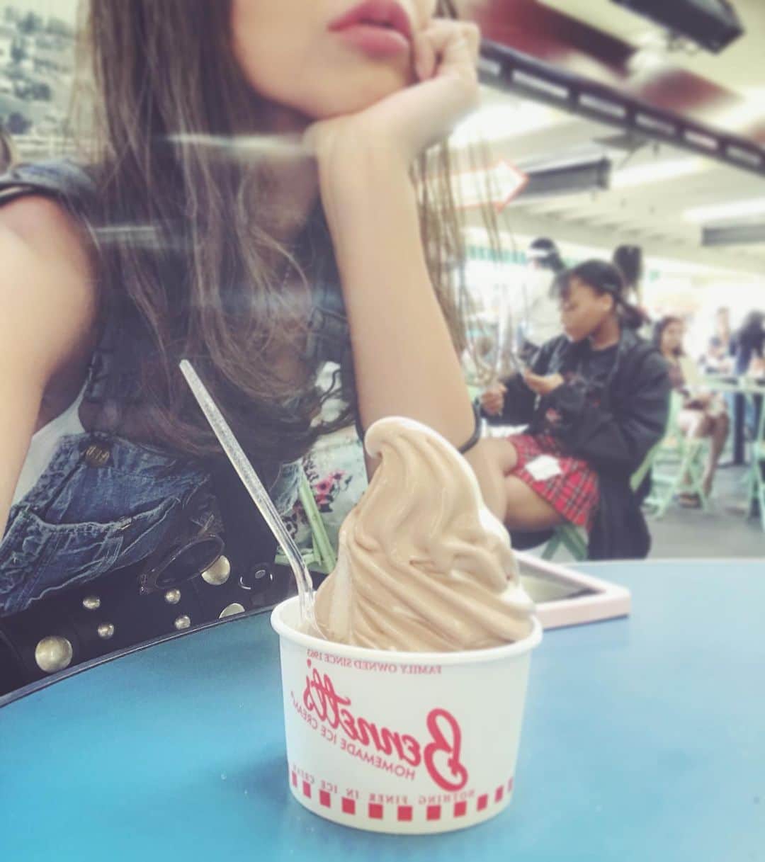 marikoさんのインスタグラム写真 - (marikoInstagram)「Vanilla & Chocolate Frozen yogurt icecream🍦 with Yukie🇺🇸 クリーミーで甘くて美味しい💜」7月13日 21時09分 - mariiko_re