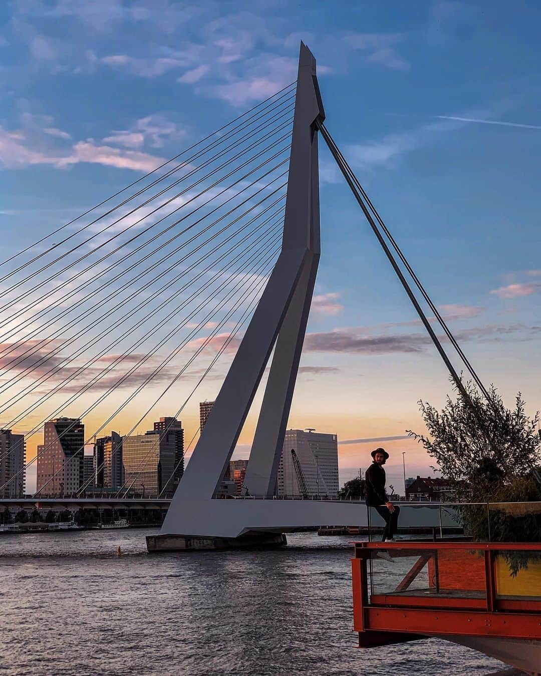 NICOLAS SIMOESのインスタグラム：「Golden hour memories from Rotterdam w/ @mini #ChargedWithPassion #MINI #MINIElectric ✨」