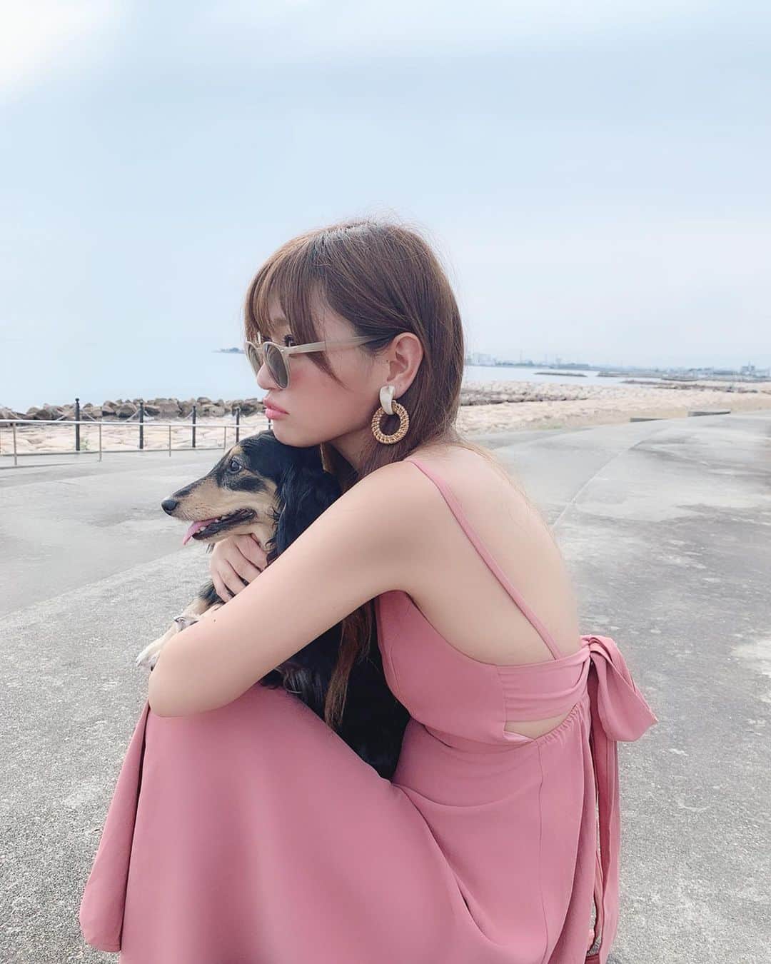 いっちゃん/嶋津 いつみのインスタグラム：「. . . 晴れた日は 愛犬🐶むーたんと家の前の海にお散歩👣✨ . . . . . だいたい夕方に行って 夕陽見ながらカフェラテ飲んで 家に入るコース🧚🏻‍♀️💓 . . . . . 海がしけてる日は潮の匂いが上がってくるし、 洗濯物はベタついてる気がしてしゃーなくなるけど 晴れた☀️はホンマに最高やねん🏝👐🏻💕 . . . . . . ちなみにこの日のワンピースは @rurume_official …👗🎀 . . . . この頃バックデザインが可愛い服集めがち🙆‍♀️ . . . . . . . . #関西  #関西サロモ  #サロンモデル #サロモ #いっちゃん  #フリーモデル #関西モデル  #あざといっちゃん #かわいっちゃん #いっちゃんコーデ #ブライダルモデル #アレンジモデル #ヘアカラー  #ヘアアレンジ #ootd #撮影依頼受付中 . . . . . . . .  7月8月のお仕事依頼受付中です🧚🏻‍♀️💜」