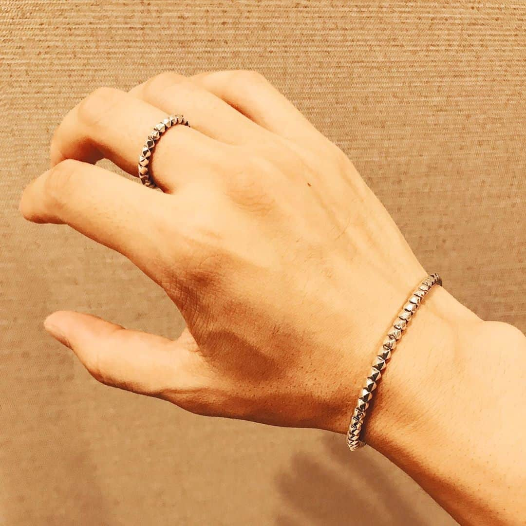 れいたさんのインスタグラム写真 - (れいたInstagram)「SURROUND STUDS BANGLE SURROUND STUDS RING スタッズが3面びっしり入ってる感じなので、照明でキラキラ反射してラグジュアリーなイメージも持ってると思います🤘🏻 俺はバイカラーのレザーブレスと重ね着けしてるよー。 #snakedlows #reita」7月13日 21時04分 - reita_the_gazette_