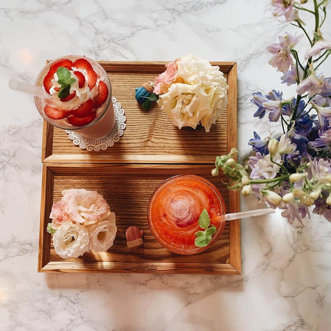 アリッサ ウーテンのインスタグラム：「The cutest cafe ever!  Fresh flowers with every drink, and that ice cube is actually a shape of a rose with rose petals in it 😱 so amazing! このカフェとってもきれいでした！！そのこうりはばらのかたちでばらのぺたるもはいてたんだよ！！すばらし！！！🌹」