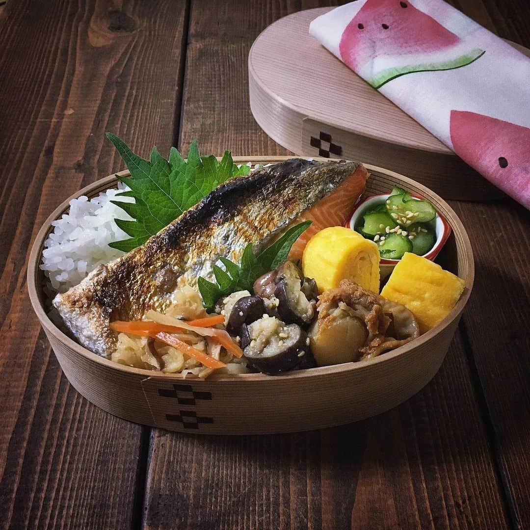 ururun_u.uさんのインスタグラム写真 - (ururun_u.uInstagram)「・ 2019・7・14  日 おはようさんです☺︎ ・ 今日の弁当、私の中では献立のバランスも詰め方も絵図らもかなりお気に入りの一枚 #自画自賛 #ただこの場合いいねは少ない #インスタあるある #人それぞれ ・ ・ 🍱🍱🍱 ◉焼鮭 ◉切り干し大根の炊いたん ◉茄子のナムル ◉ホタテの時雨煮 ◉甘い玉子焼き ◉きゅうりの酢の物 ・ ・ せっかくの3連休… 雨で残念やね⤵️ 私は、労働いってきまーす💨 ・ ・ ・ #お弁当#わっぱ弁当#まきく弁当#地味弁組合#おうちごはん#フーディーテーブル#おうちごはんラバー#キナリノ#ロカリキッチン#エルグルメ#マカロニメイトアンバサダー#マカロニメイト#クラシルアンバサダー#クラシル作ったよ#delimia#kurashiru#igersjp#delistagrammer」7月14日 8時01分 - ururun_u.u