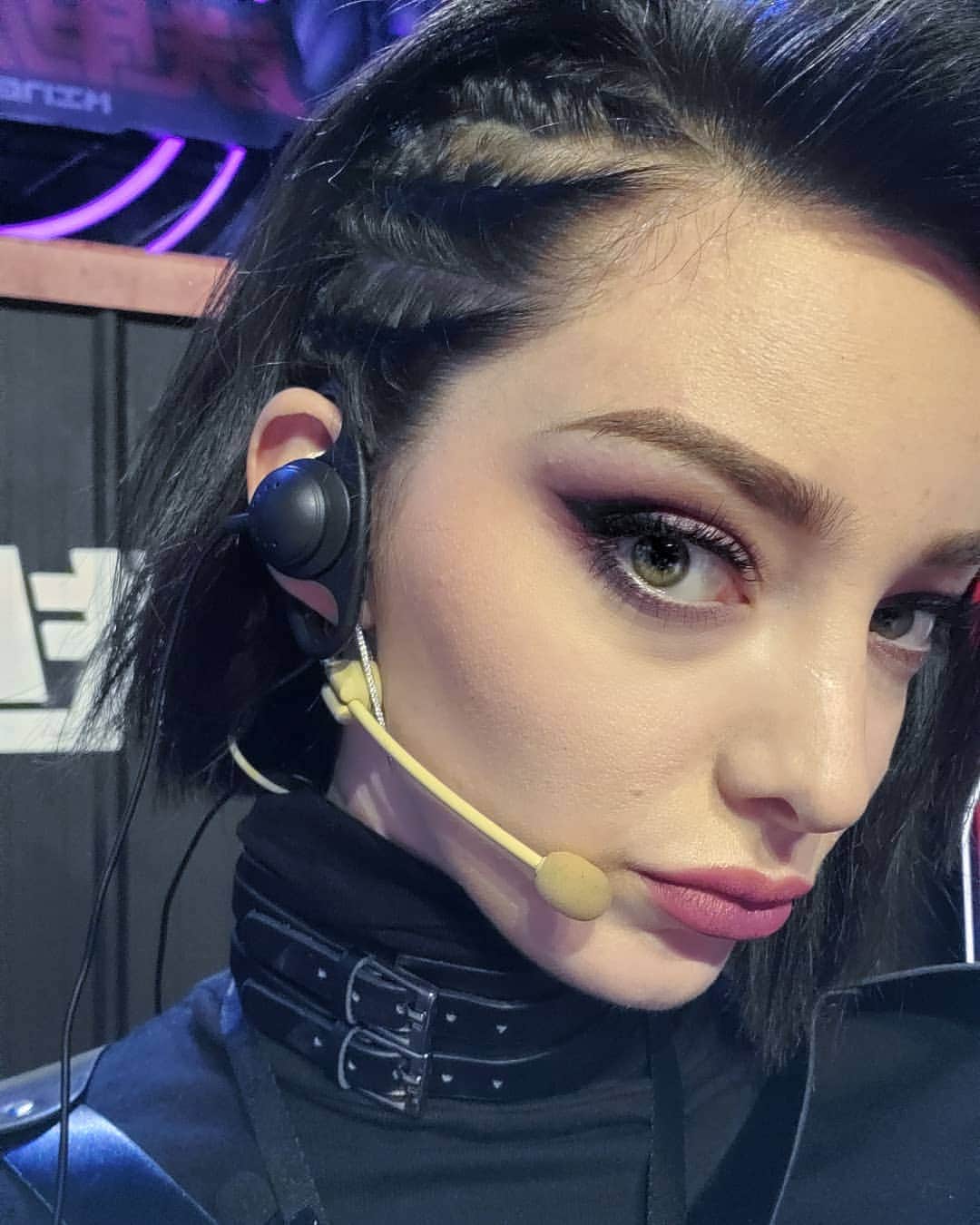 エマ・デュモンのインスタグラム：「I'm just a girl standing in front of a boy saying "Is this thing on?" Makeup by my favorite girl @zuhaolinzuzu SEASON 2 OF KING OF BOTS PREMIERES TONIGHT!」