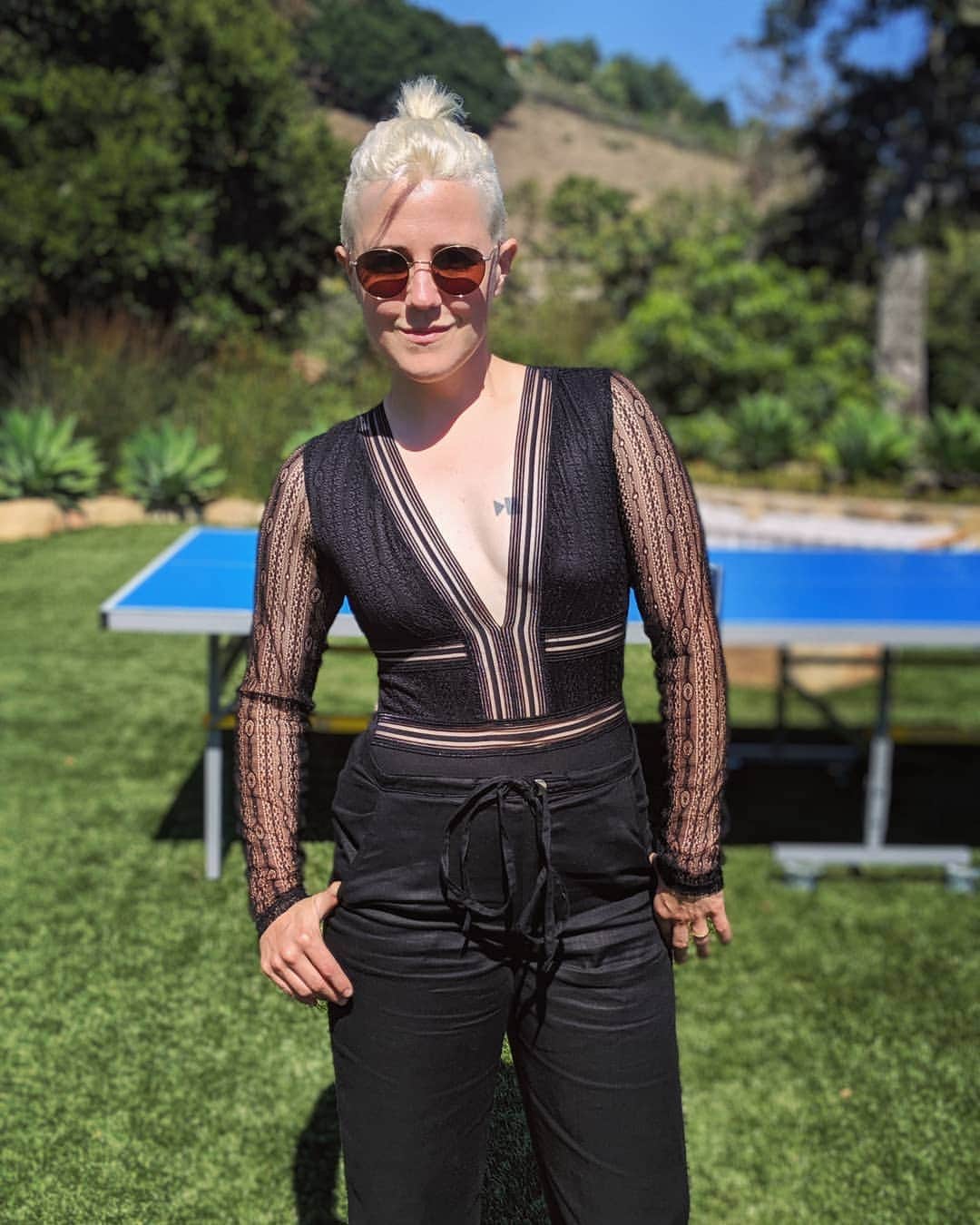 ハナー・ハートのインスタグラム：「Betcha can't guess which of my boobs is the bigger one. #nigiwedding」