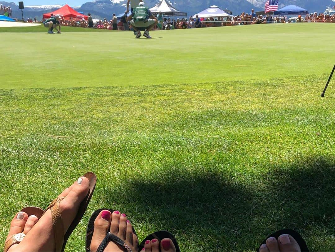 ダニカ・パトリックさんのインスタグラム写真 - (ダニカ・パトリックInstagram)「Hole 17 at @acchampionship is a thing! Well....the whole tournament is actually! Basketballs and footballs being thrown at the beach with boats and fans! 🙌🏼☀️🚤 Good times! Love cheering on @aaronrodgers12 and his A+ caddie @eblofer!」7月14日 8時04分 - danicapatrick